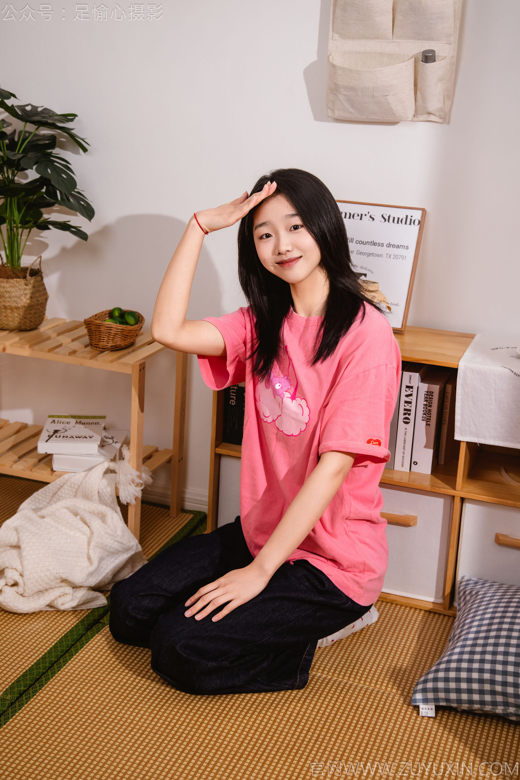 足愉心 No.018 奶芙 （搭配：粉色T恤、牛仔长裤、运动鞋、白色棉袜、裸足）/(110P)