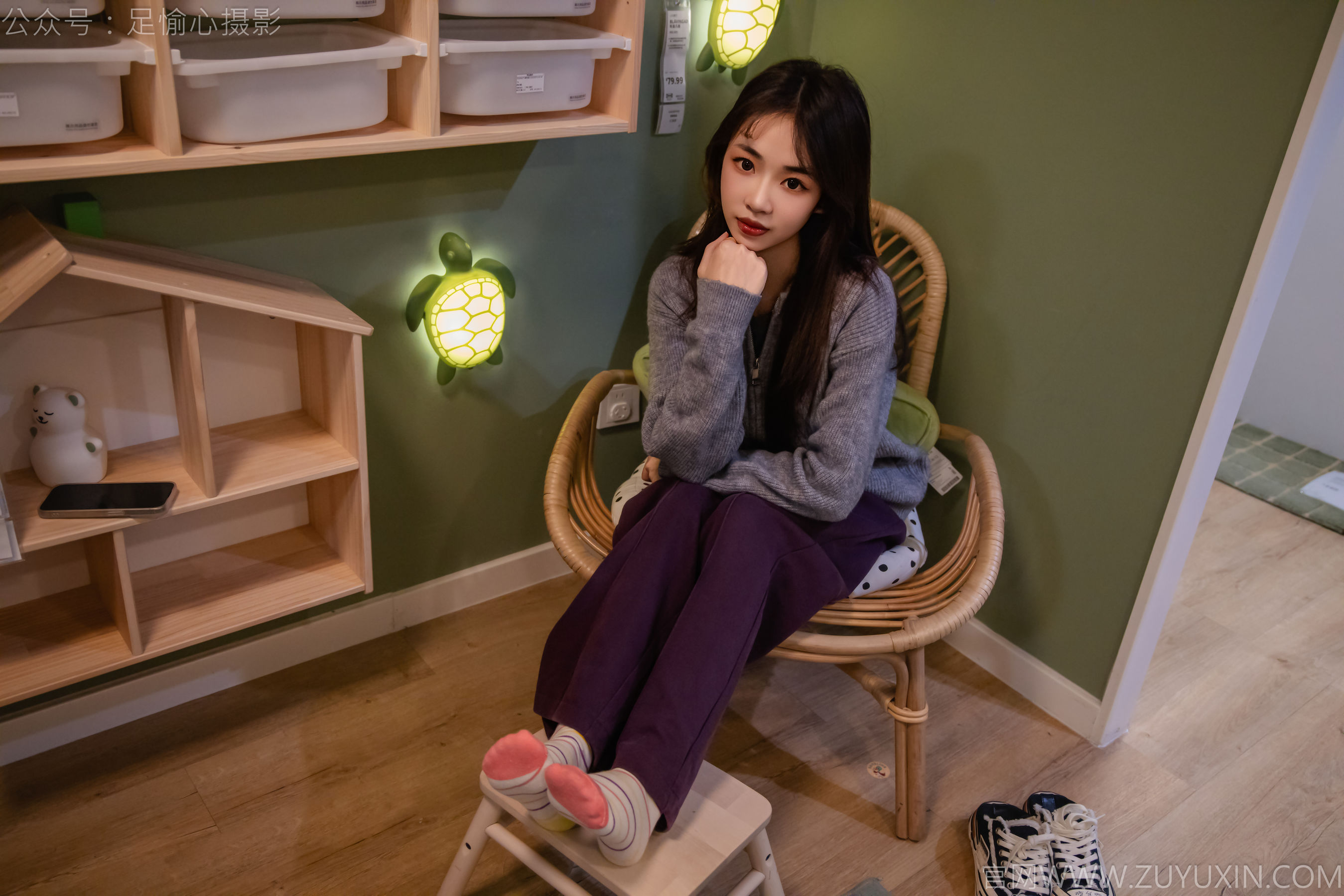 足愉心 No.016 软软 （搭配：灰色线套、紫色长裤、帆布鞋、卡通棉袜、裸足）/(110P)