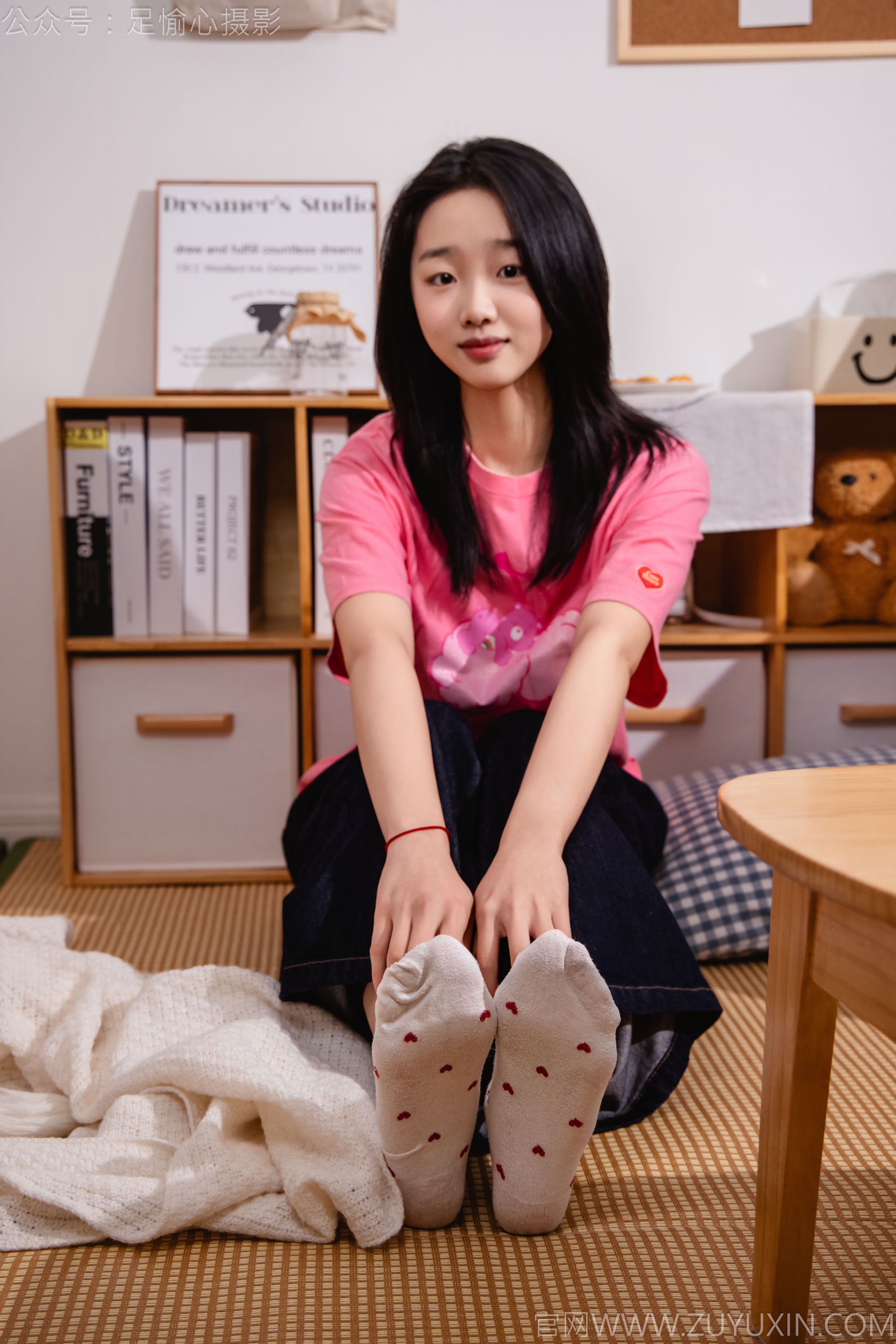 足愉心 No.018 奶芙 （搭配：粉色T恤、牛仔长裤、运动鞋、白色棉袜、裸足）/(110P)