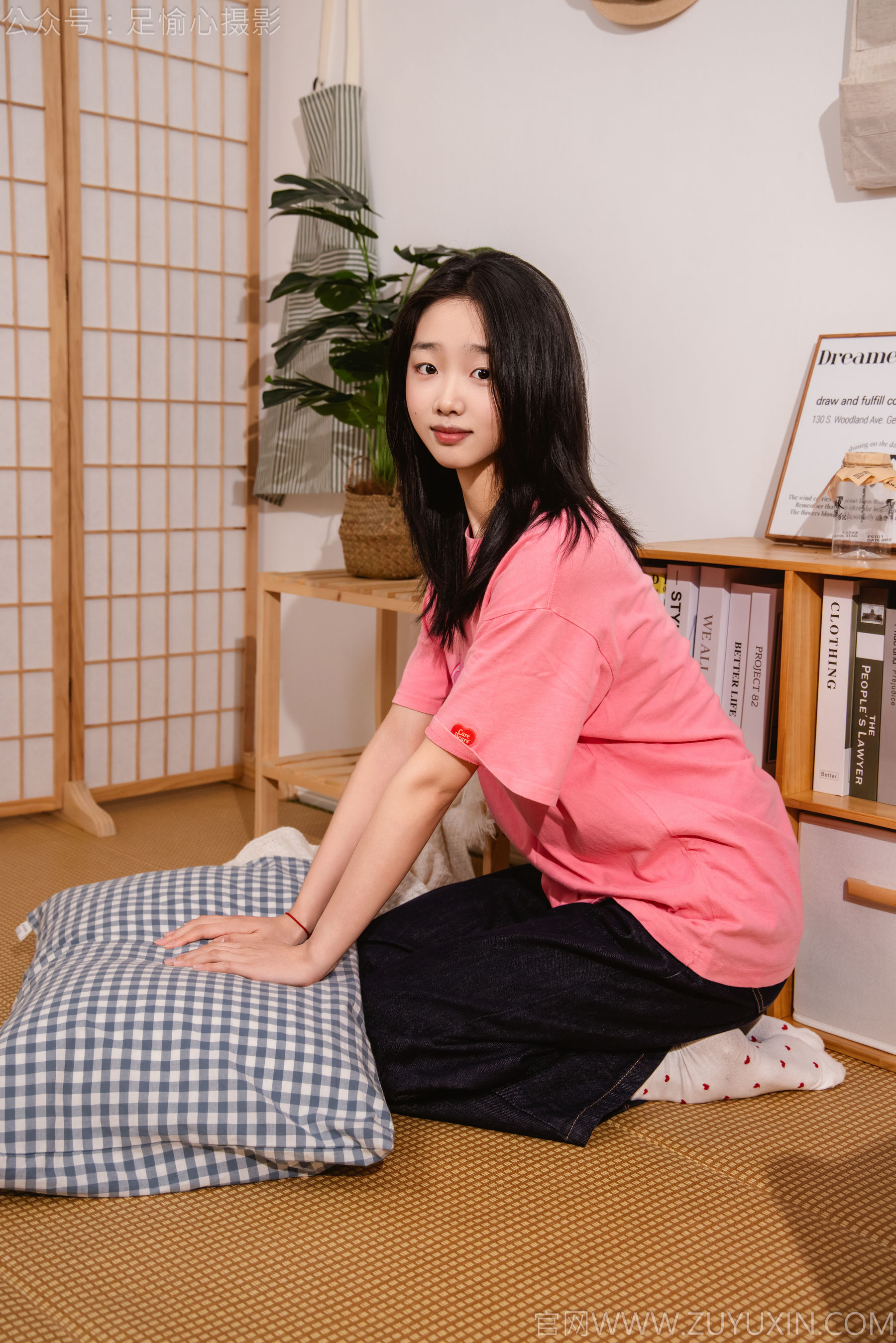 足愉心 No.018 奶芙 （搭配：粉色T恤、牛仔长裤、运动鞋、白色棉袜、裸足）/(110P)