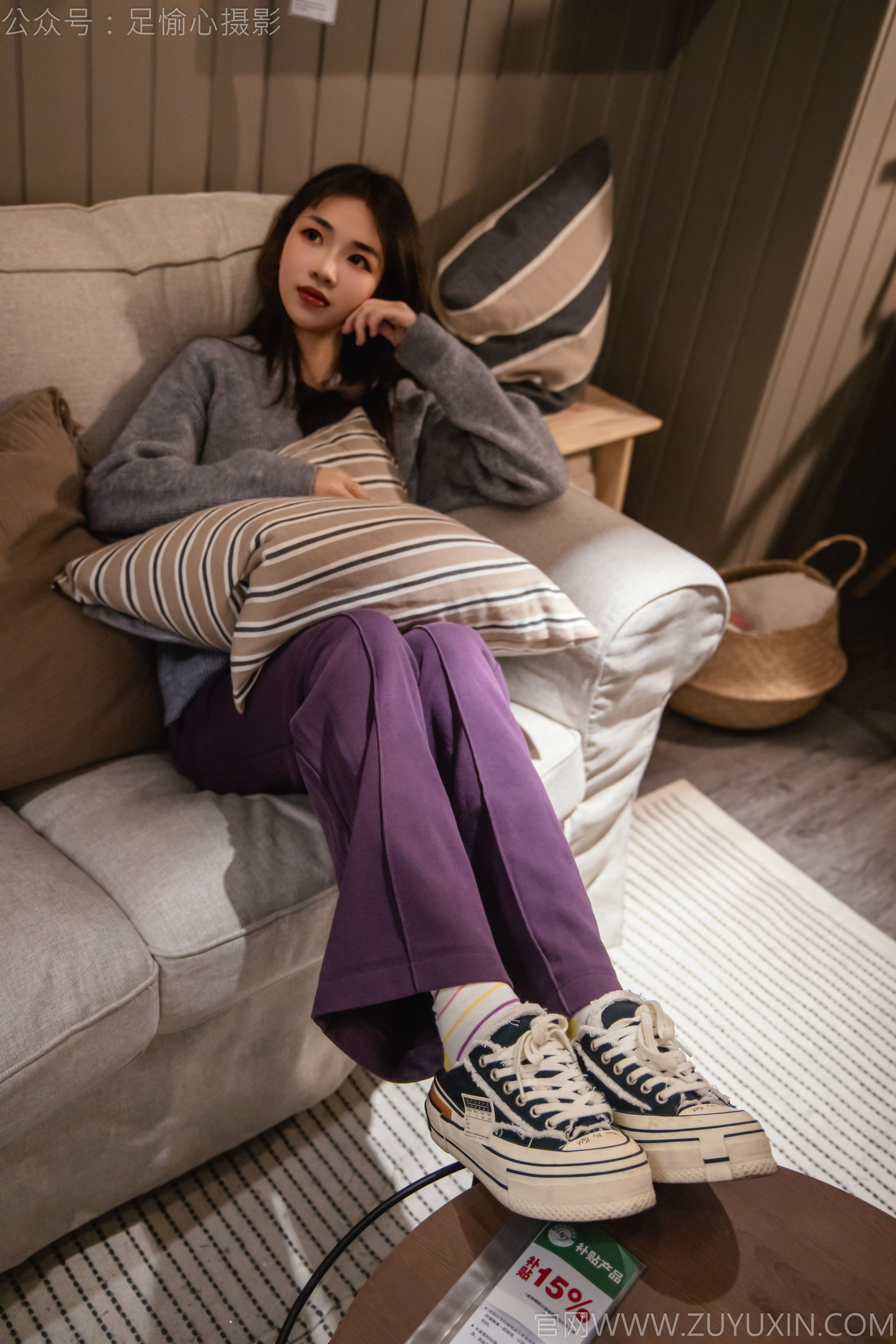 足愉心 No.016 软软 （搭配：灰色线套、紫色长裤、帆布鞋、卡通棉袜、裸足）/(110P)