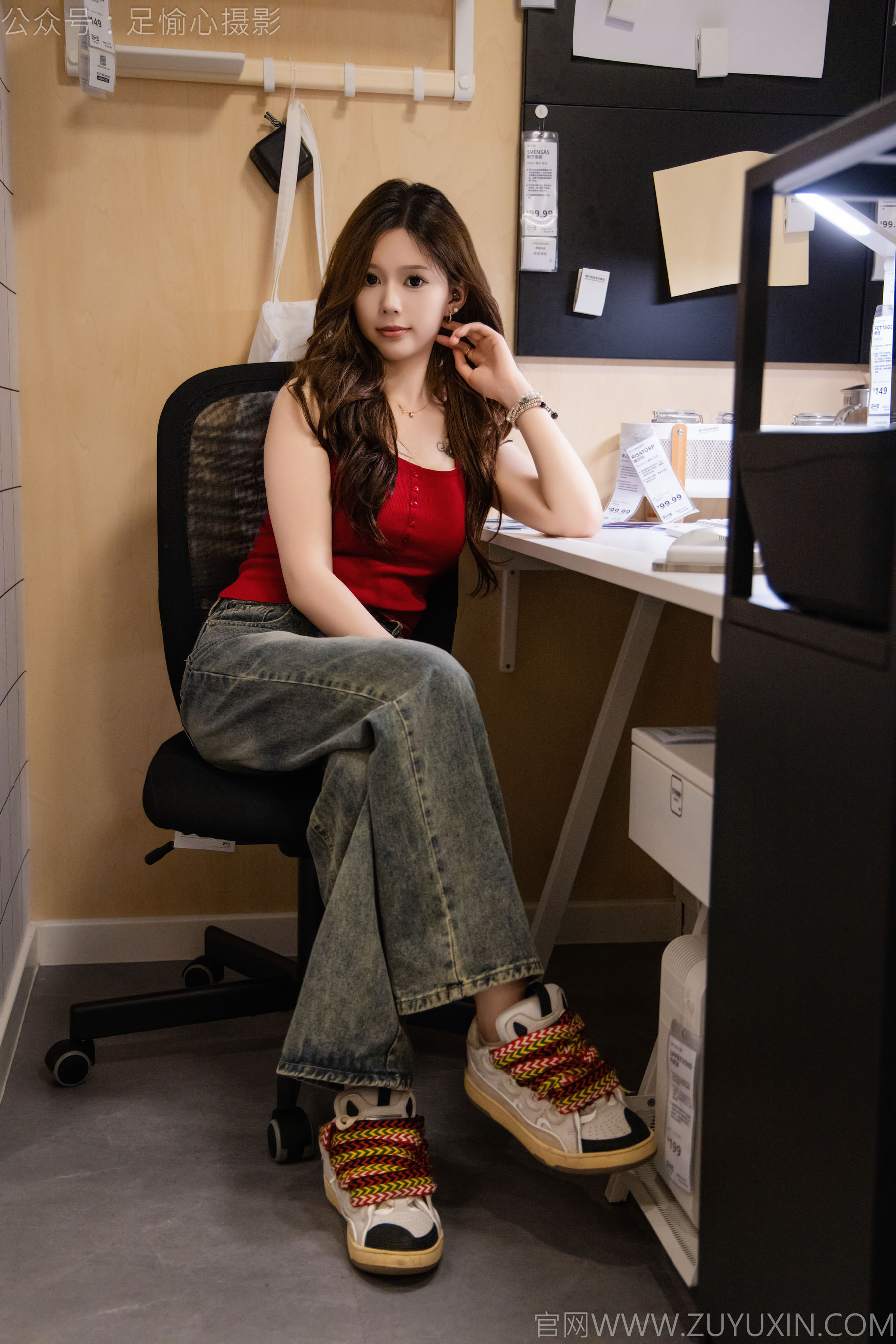 足愉心 No.021 心凌 （搭配：红色吊带、牛仔长裤、宽松板鞋、白色棉袜、裸足）/(125P)