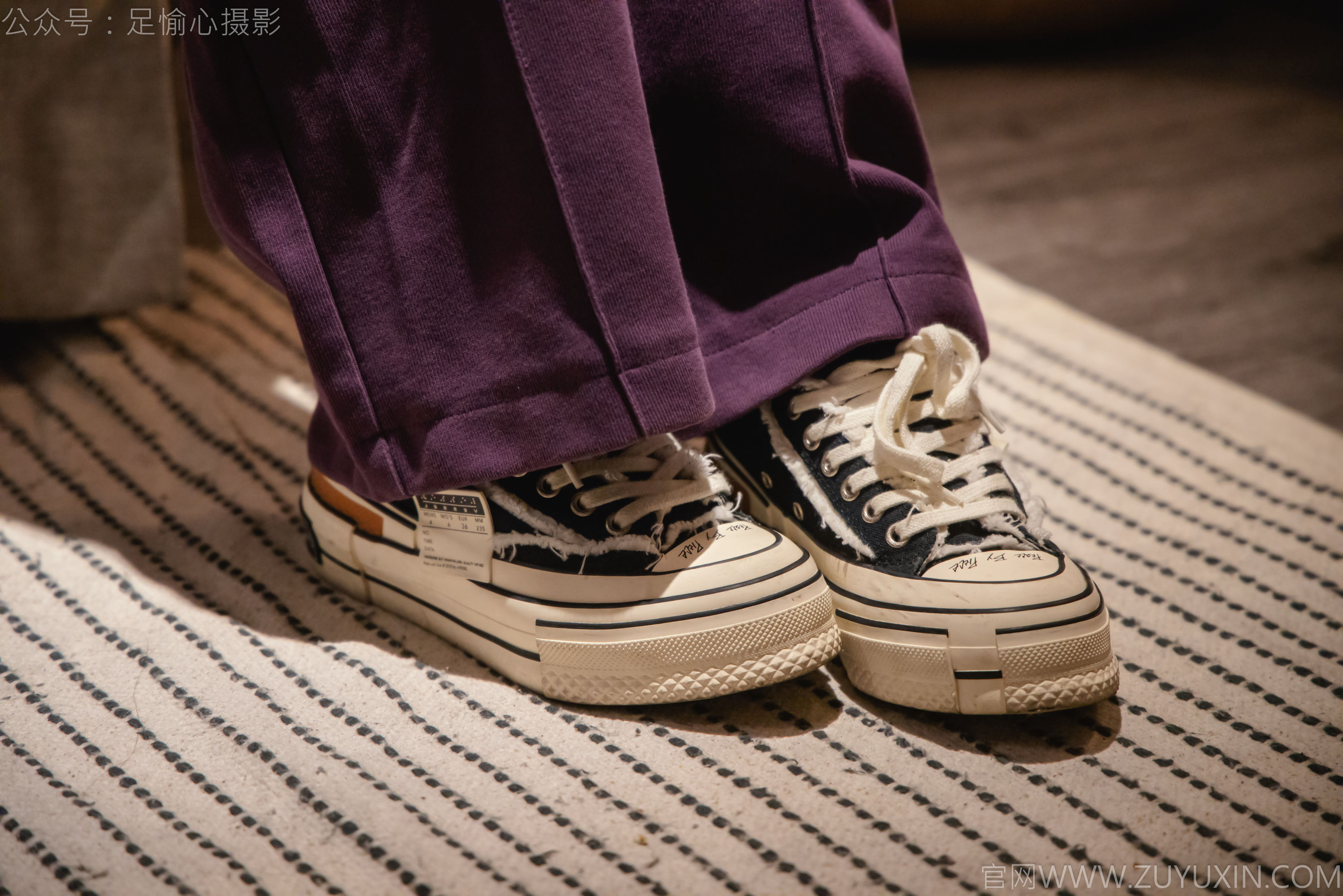 足愉心 No.016 软软 （搭配：灰色线套、紫色长裤、帆布鞋、卡通棉袜、裸足）/(110P)