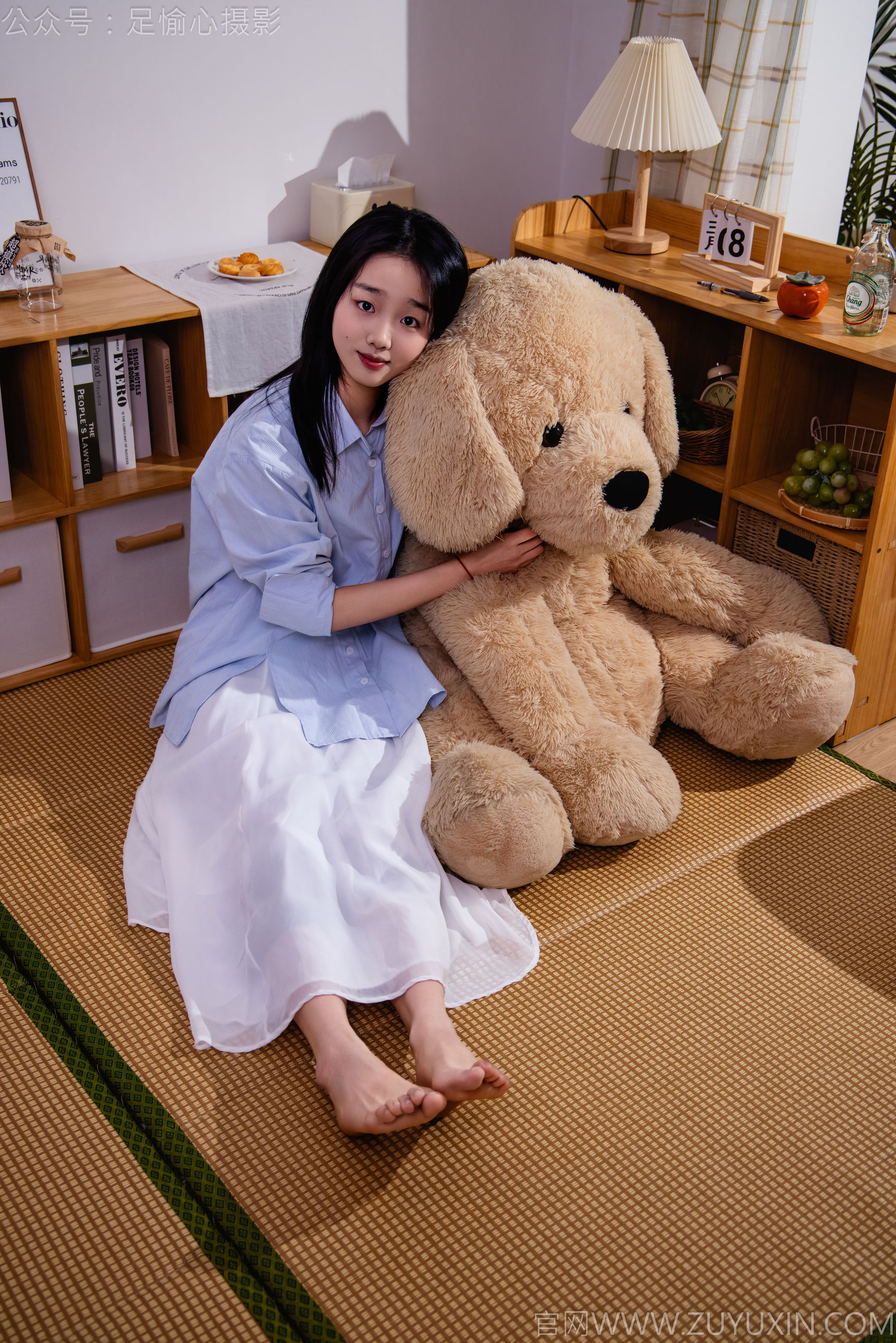 足愉心 No.023 奶芙 （搭配：蓝色衬衫、白色长裙、帆布鞋、白色棉袜、裸足）/(111P)