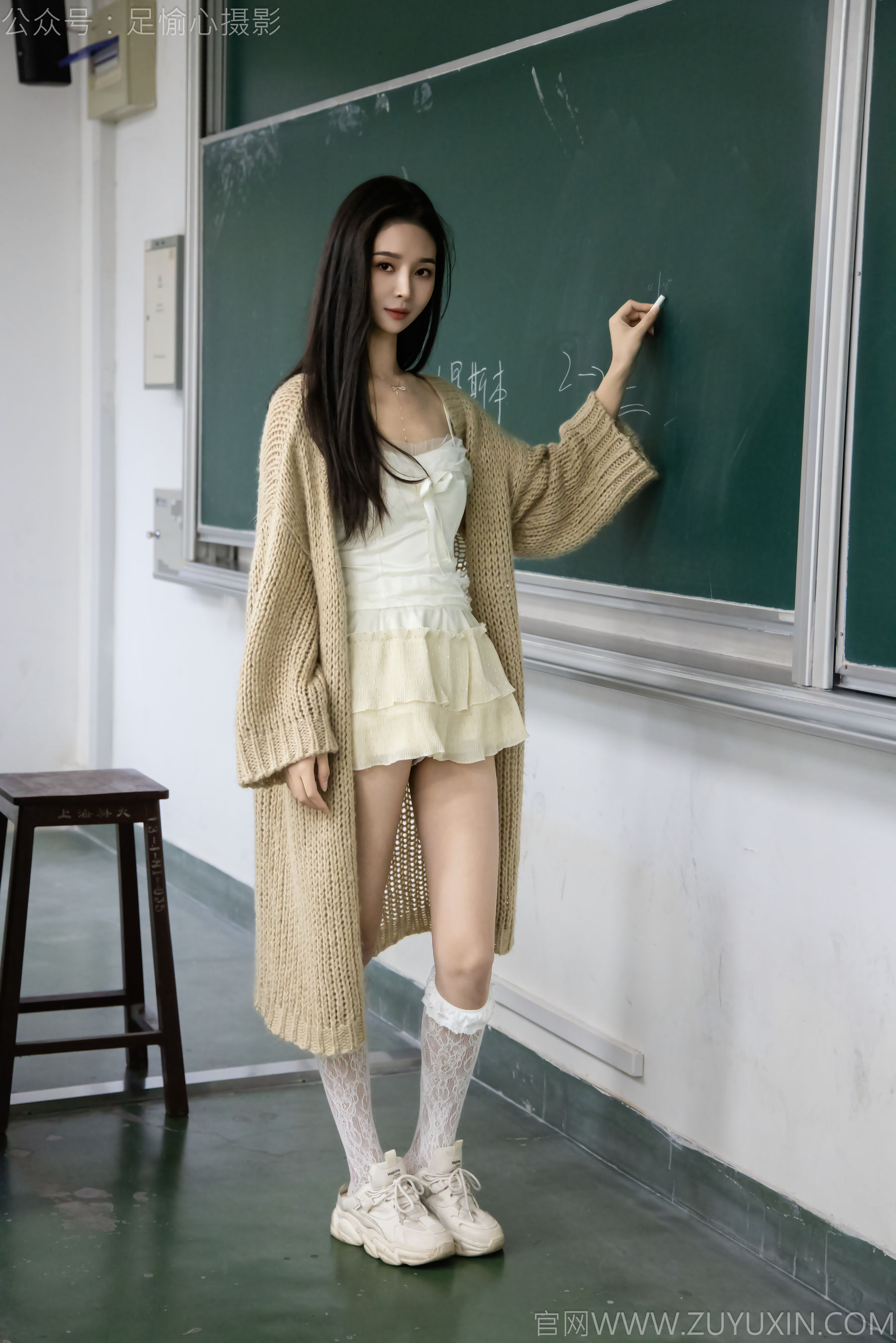 足愉心 No.17 南南 （搭配：针织长衣、白色吊带、运动鞋、白色丝袜、裸足）/(110P)