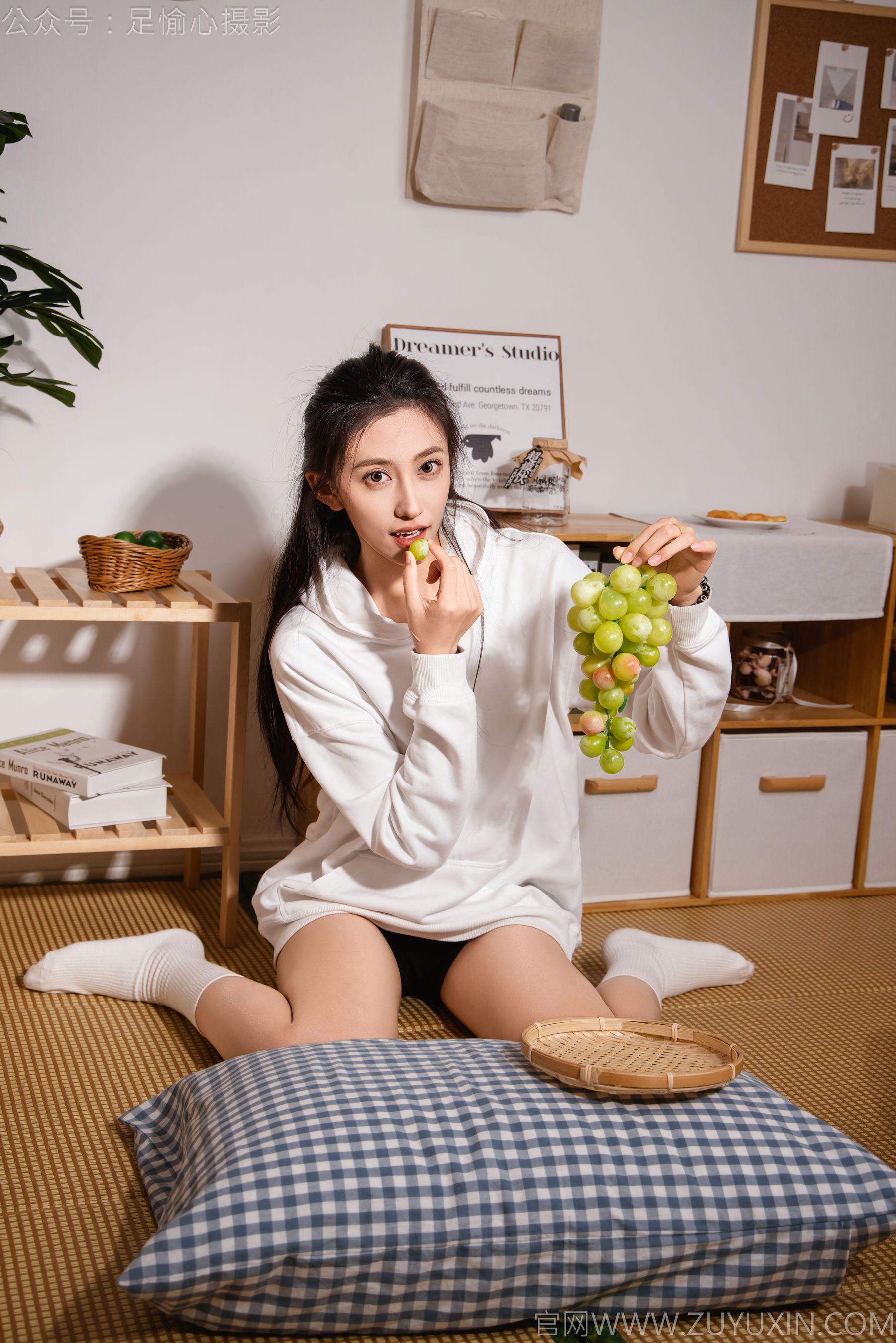 足愉心 No.022 可乐 （搭配：白色卫衣、黑色打底裤、运动鞋、肉丝色袜、白色长筒棉袜）/(110P)