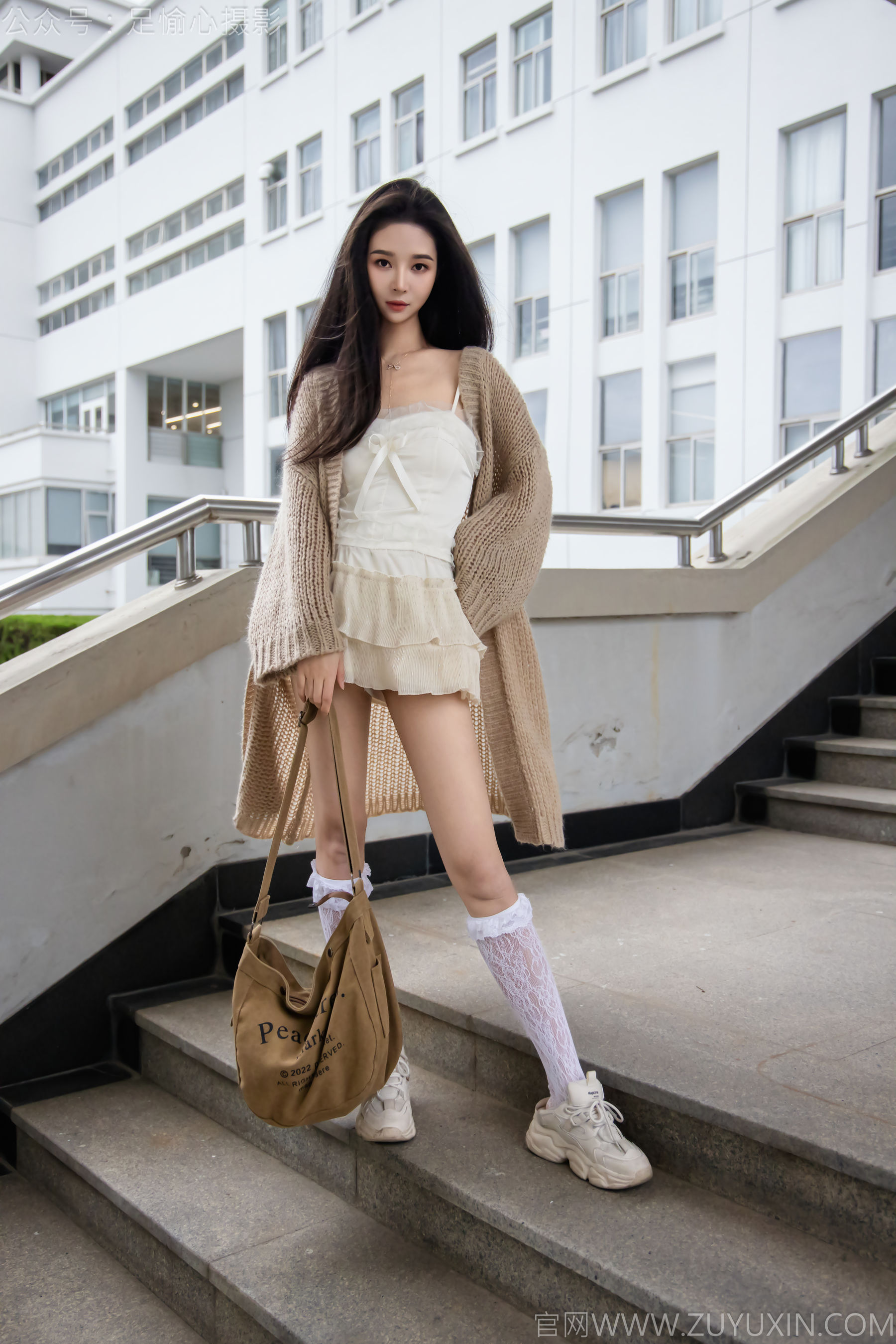 足愉心 No.17 南南 （搭配：针织长衣、白色吊带、运动鞋、白色丝袜、裸足）/(110P)