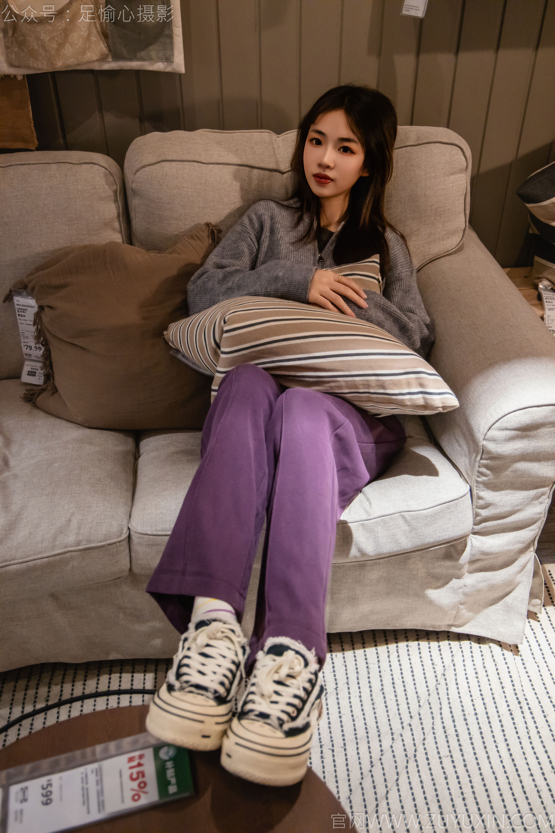 足愉心 No.016 软软 （搭配：灰色线套、紫色长裤、帆布鞋、卡通棉袜、裸足）/(110P)