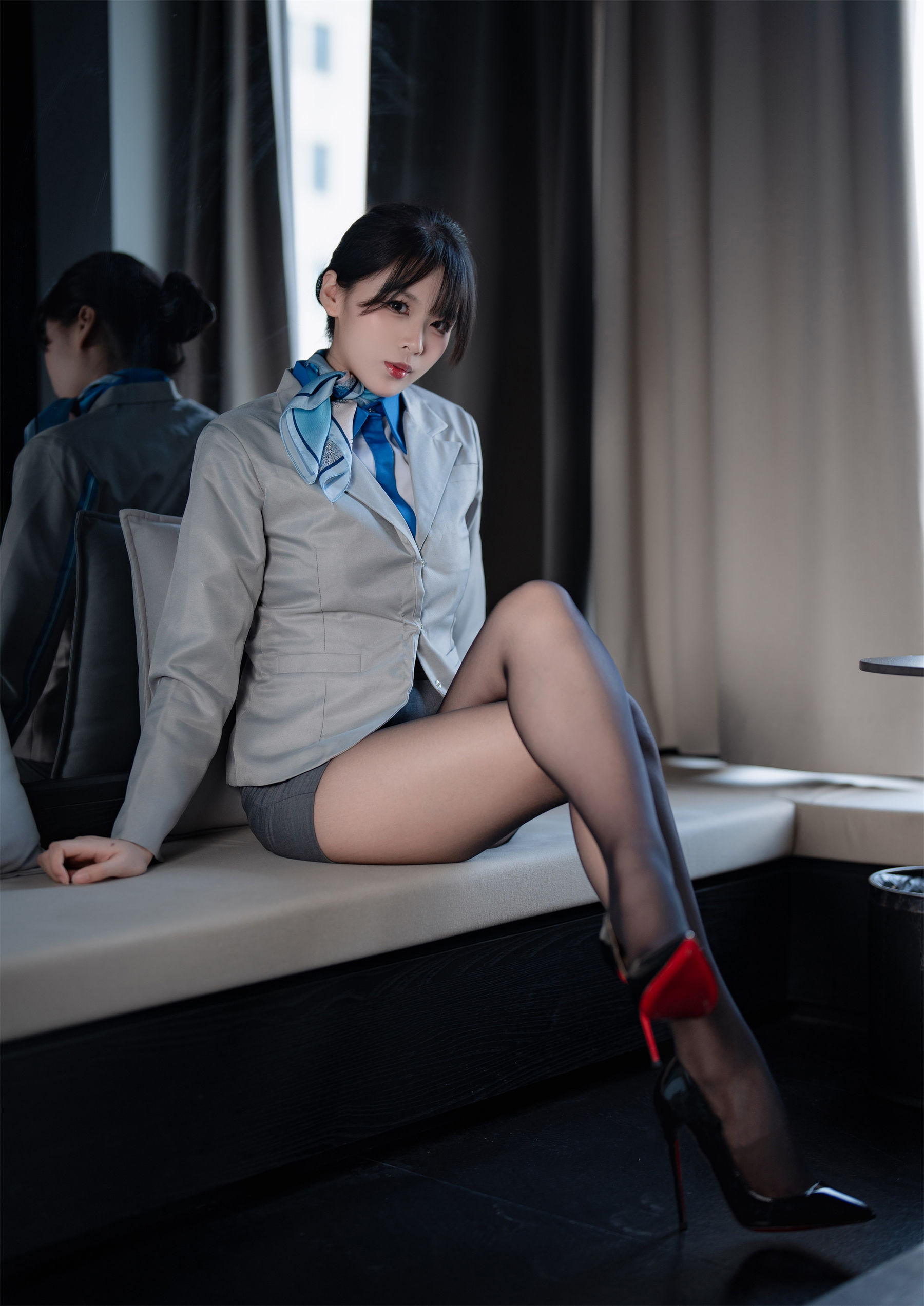 轩萧学姐 - 空姐室内黑丝/(75P)