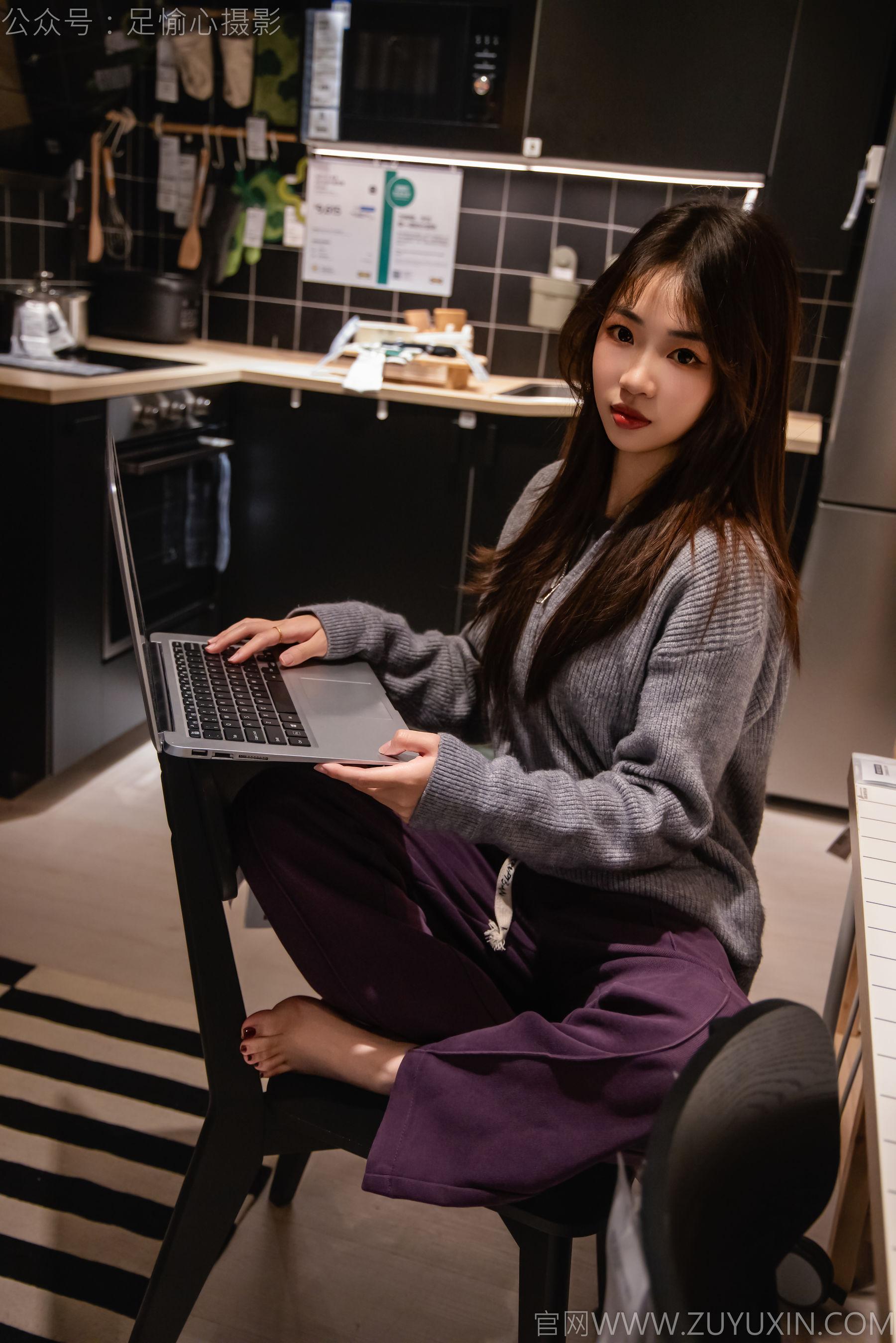 足愉心 No.016 软软 （搭配：灰色线套、紫色长裤、帆布鞋、卡通棉袜、裸足）/(110P)