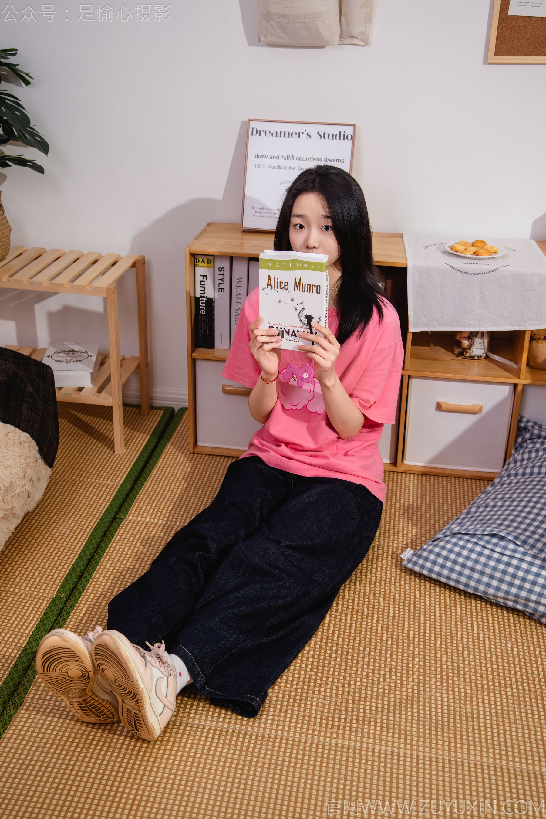 足愉心 No.018 奶芙 （搭配：粉色T恤、牛仔长裤、运动鞋、白色棉袜、裸足）/(110P)