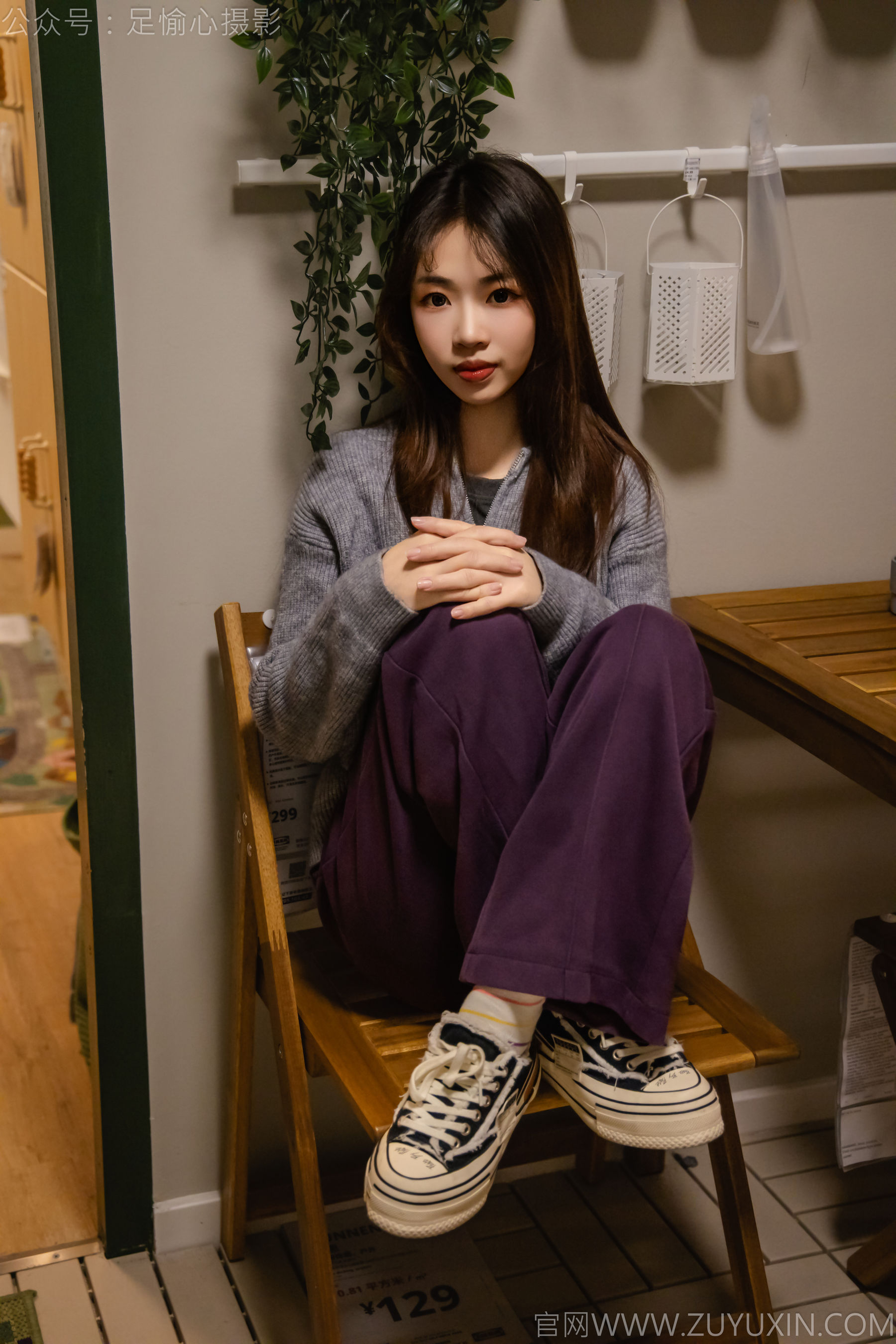 足愉心 No.016 软软 （搭配：灰色线套、紫色长裤、帆布鞋、卡通棉袜、裸足）/(110P)