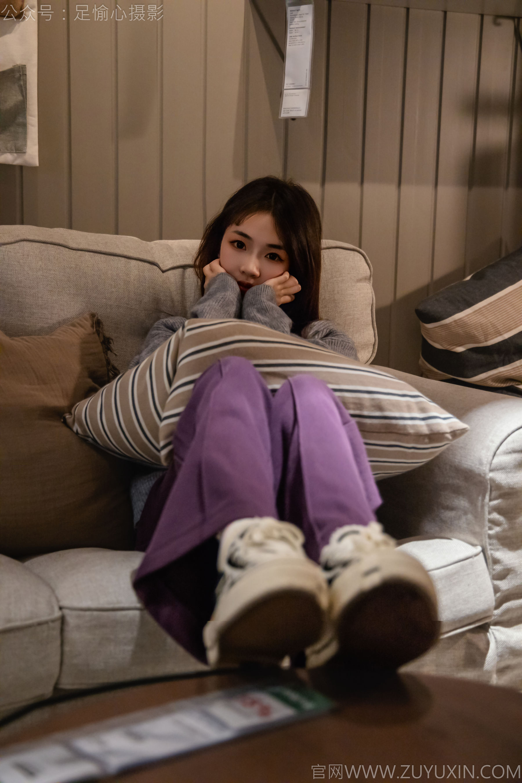 足愉心 No.016 软软 （搭配：灰色线套、紫色长裤、帆布鞋、卡通棉袜、裸足）/(110P)