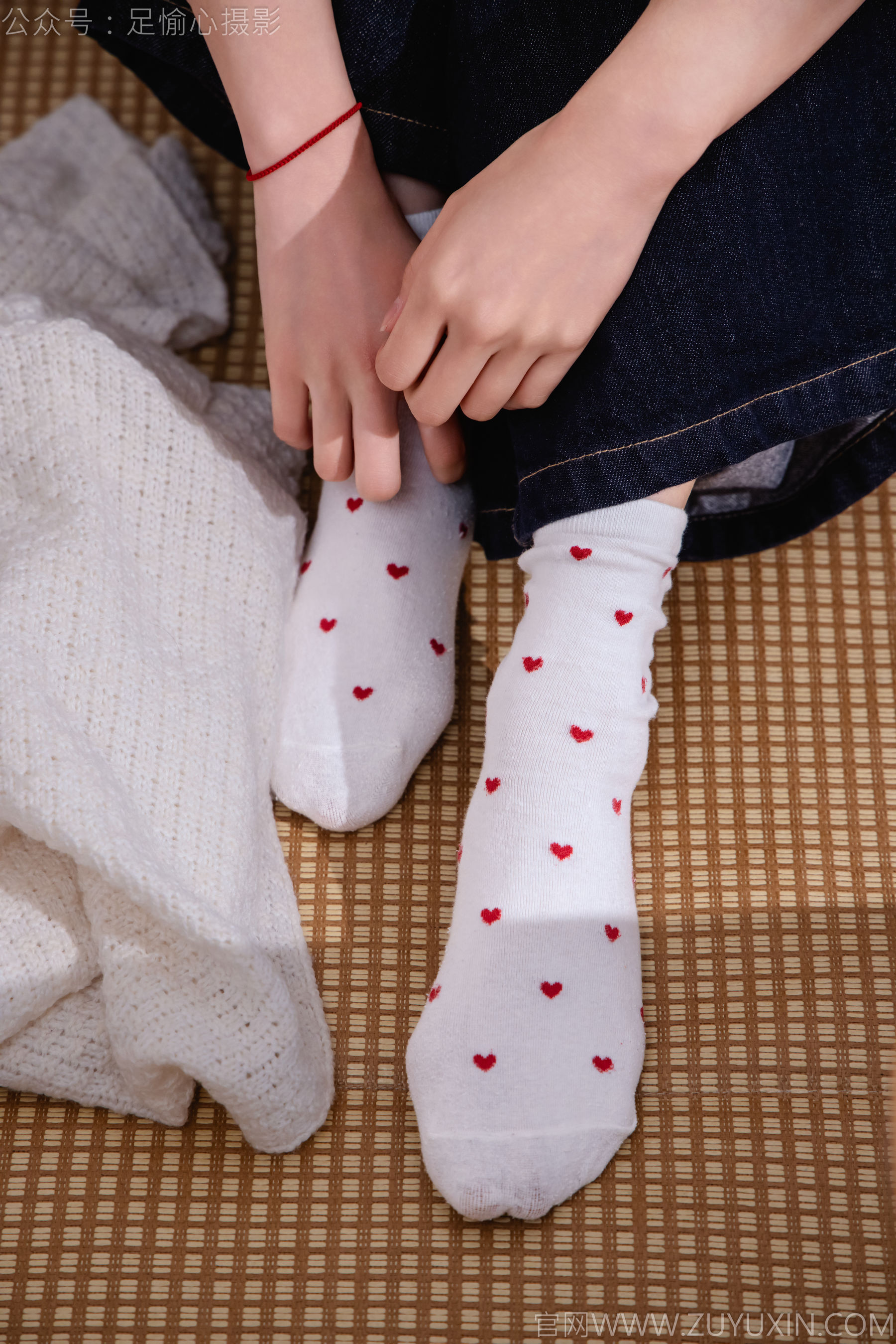 足愉心 No.018 奶芙 （搭配：粉色T恤、牛仔长裤、运动鞋、白色棉袜、裸足）/(110P)