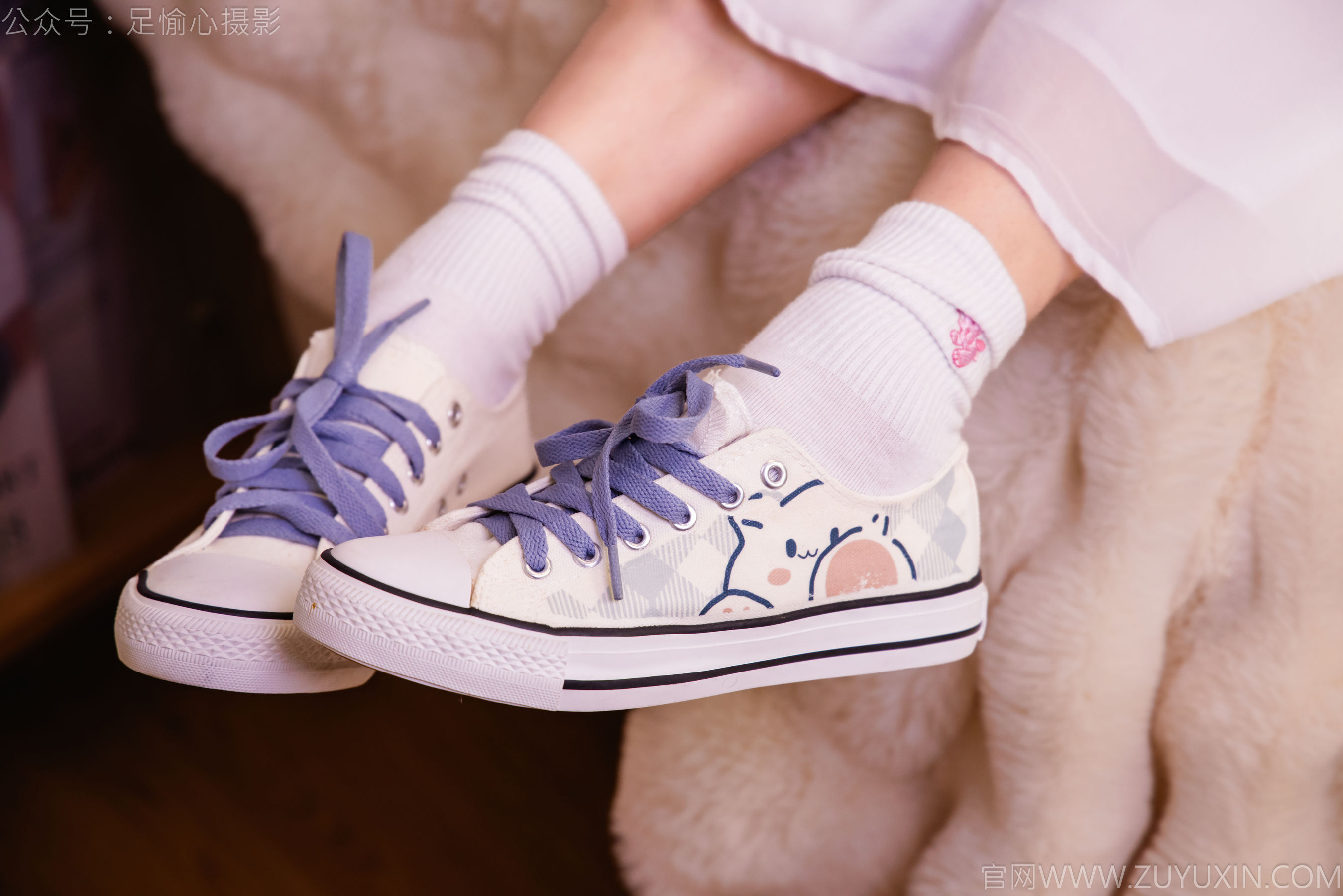 足愉心 No.023 奶芙 （搭配：蓝色衬衫、白色长裙、帆布鞋、白色棉袜、裸足）/(111P)