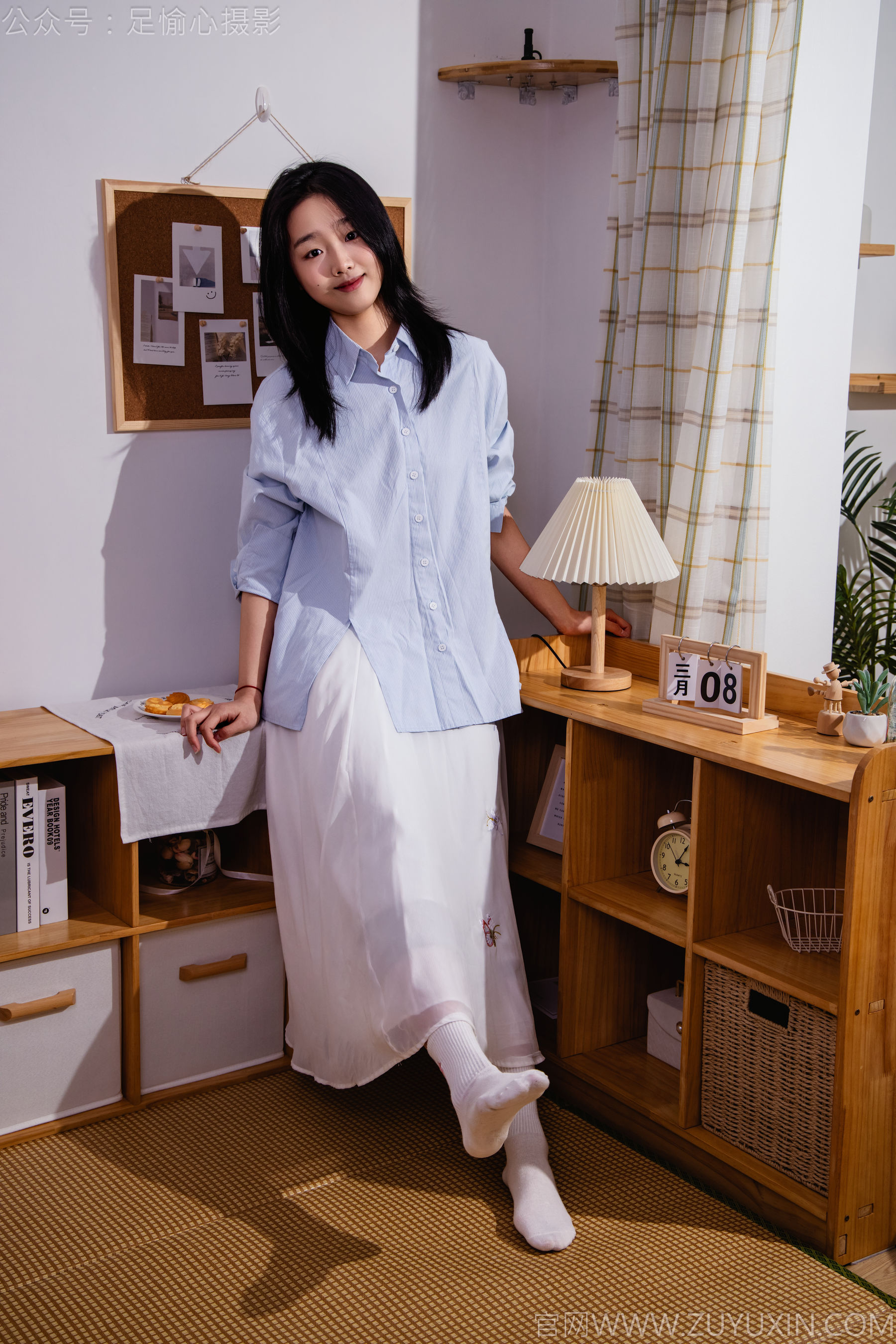 足愉心 No.023 奶芙 （搭配：蓝色衬衫、白色长裙、帆布鞋、白色棉袜、裸足）/(111P)