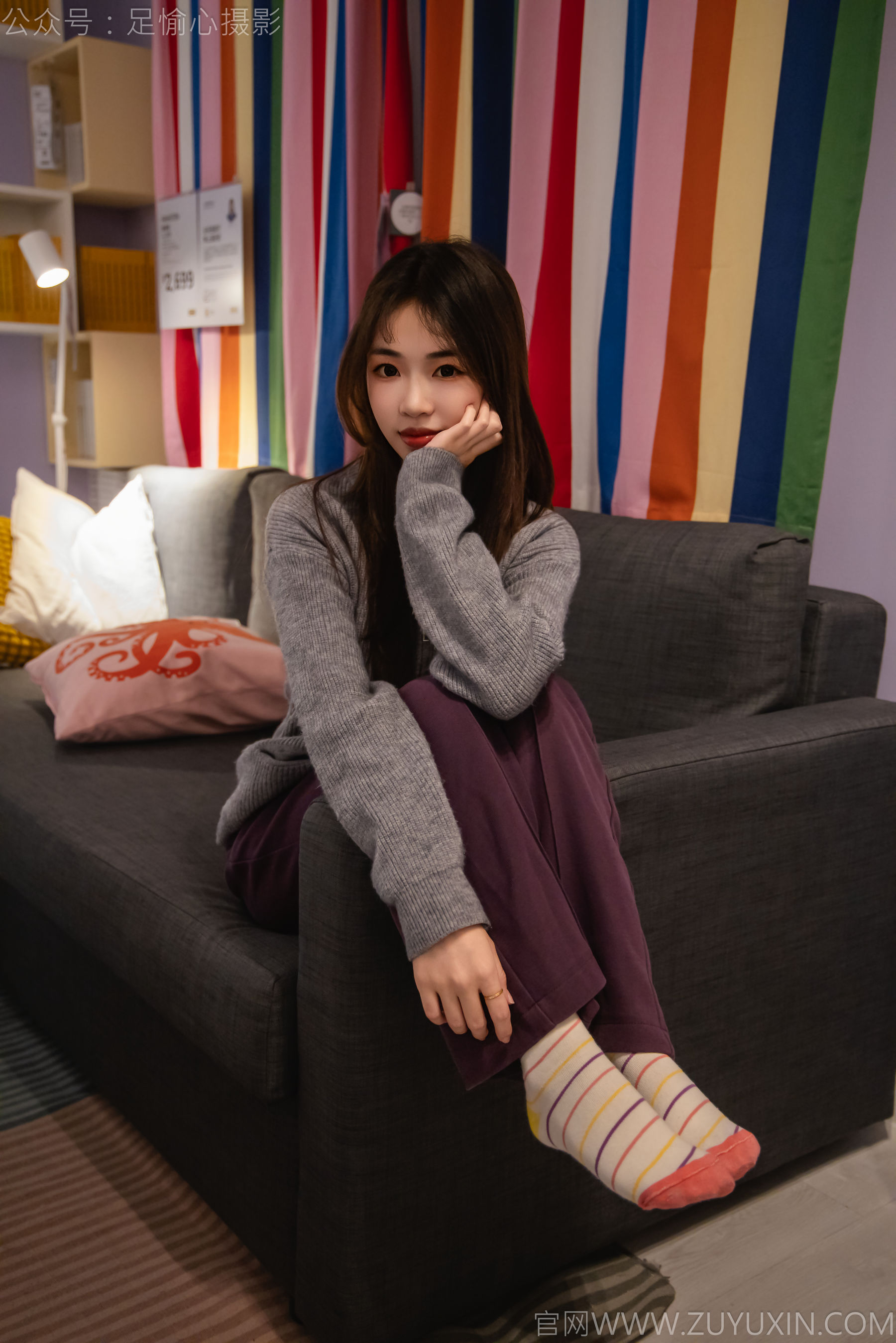 足愉心 No.016 软软 （搭配：灰色线套、紫色长裤、帆布鞋、卡通棉袜、裸足）/(110P)