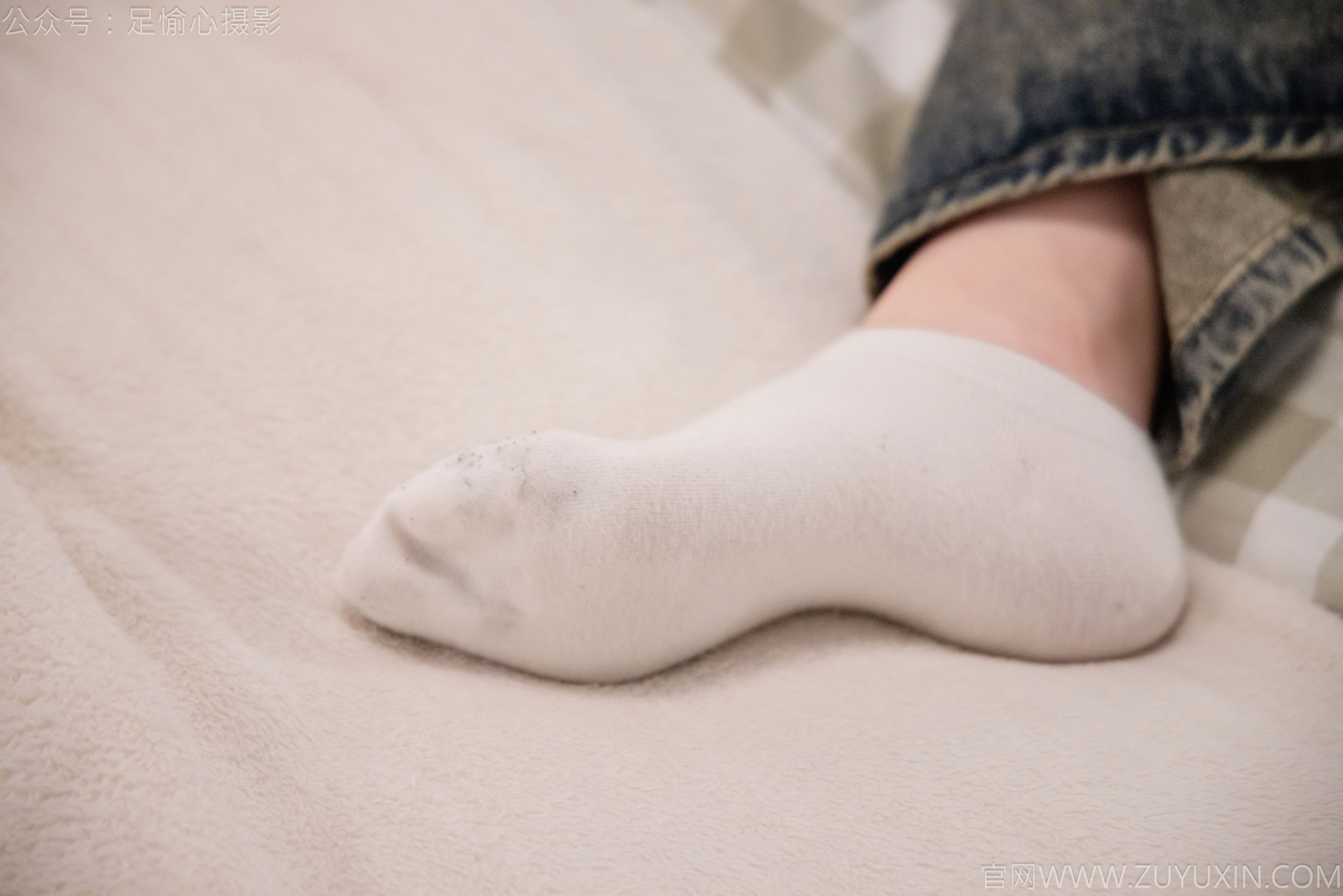 足愉心 No.021 心凌 （搭配：红色吊带、牛仔长裤、宽松板鞋、白色棉袜、裸足）/(125P)