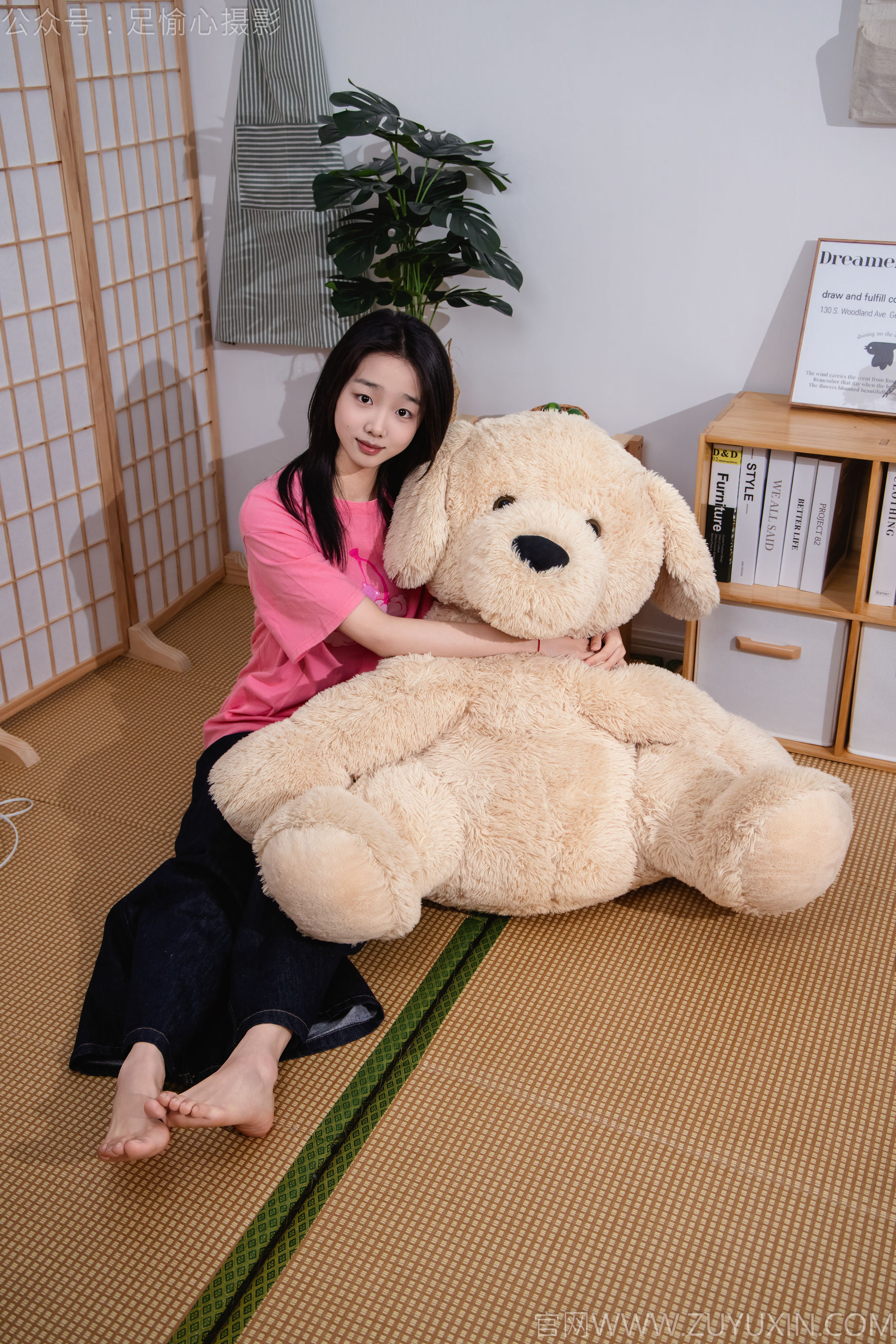 足愉心 No.018 奶芙 （搭配：粉色T恤、牛仔长裤、运动鞋、白色棉袜、裸足）/(110P)