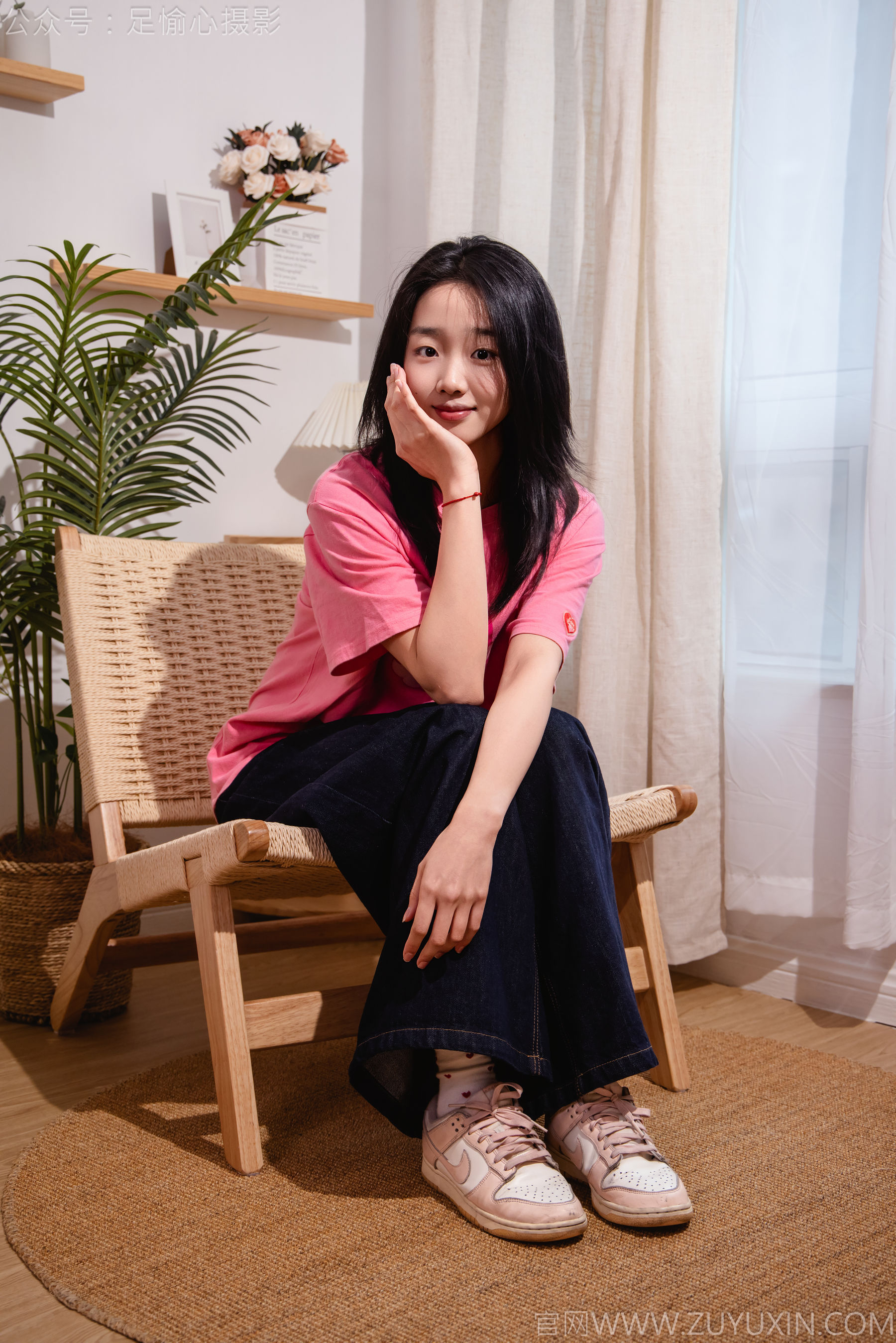 足愉心 No.018 奶芙 （搭配：粉色T恤、牛仔长裤、运动鞋、白色棉袜、裸足）/(110P)