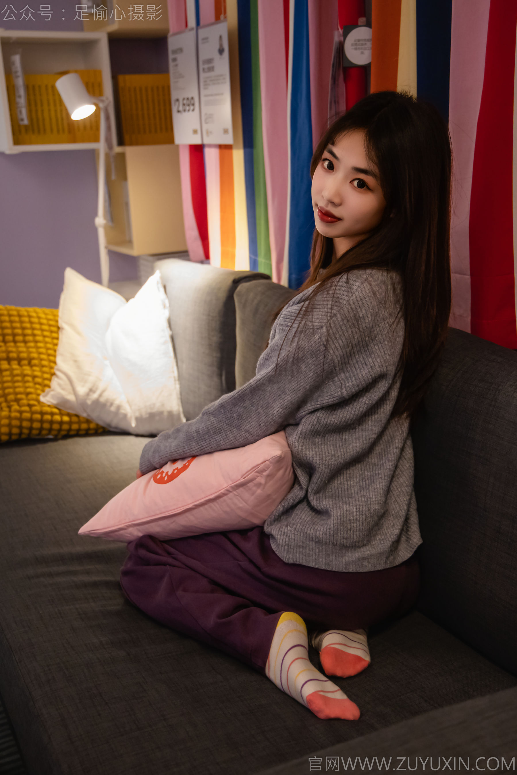 足愉心 No.016 软软 （搭配：灰色线套、紫色长裤、帆布鞋、卡通棉袜、裸足）/(110P)