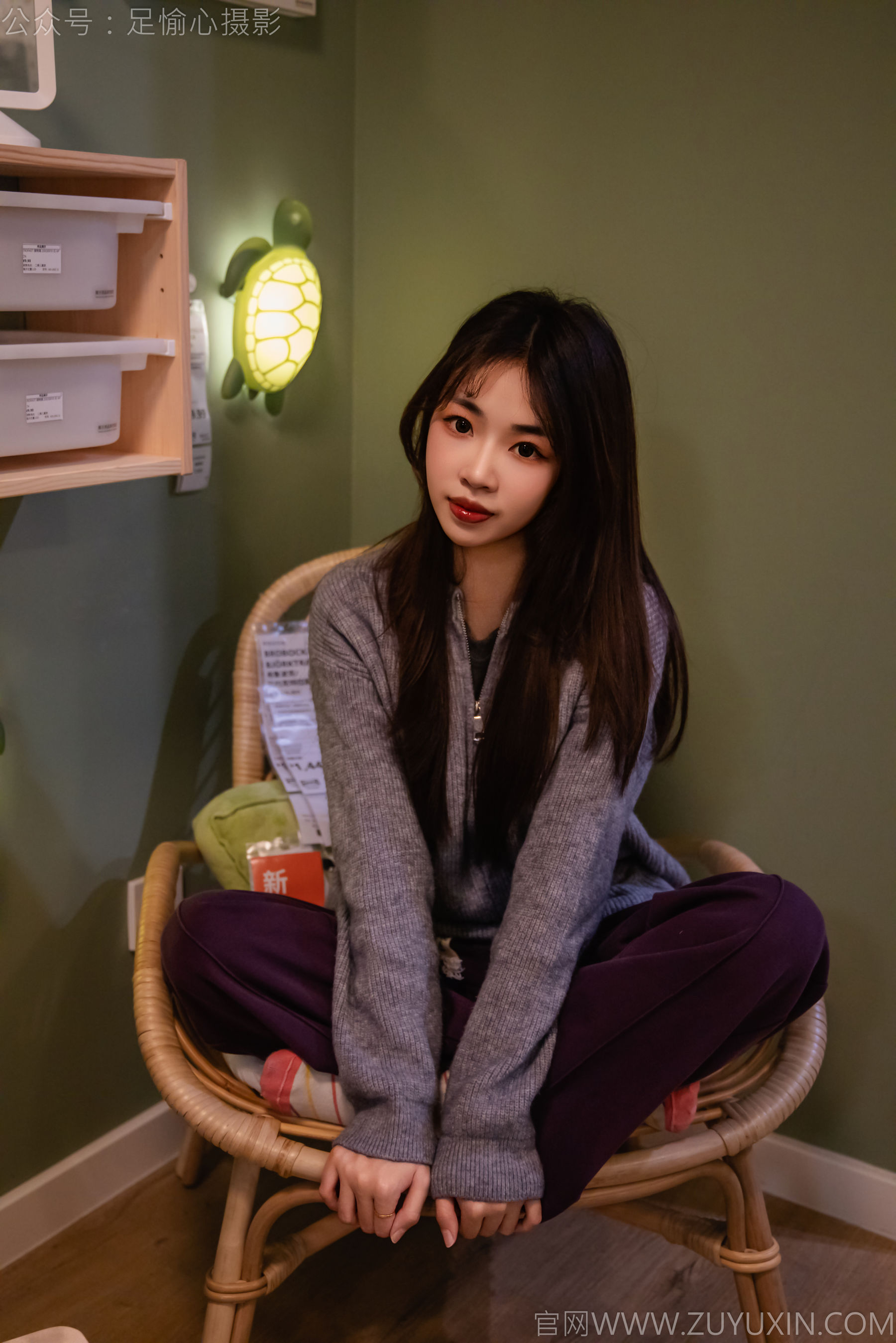 足愉心 No.016 软软 （搭配：灰色线套、紫色长裤、帆布鞋、卡通棉袜、裸足）/(110P)