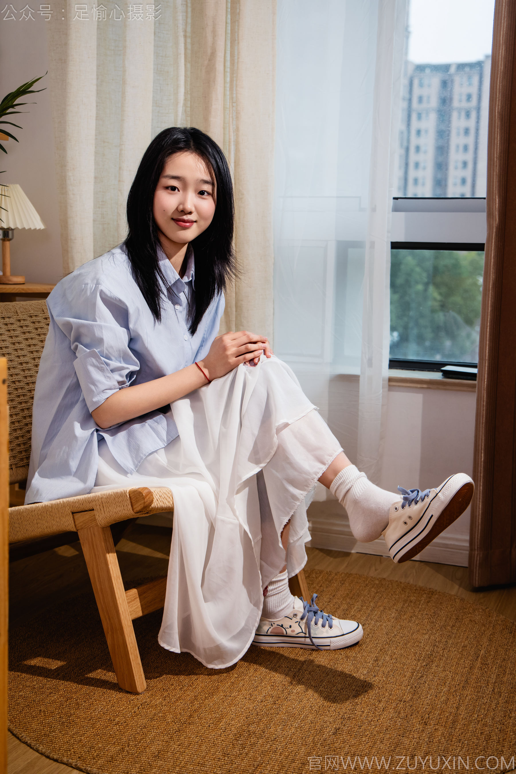 足愉心 No.023 奶芙 （搭配：蓝色衬衫、白色长裙、帆布鞋、白色棉袜、裸足）/(111P)