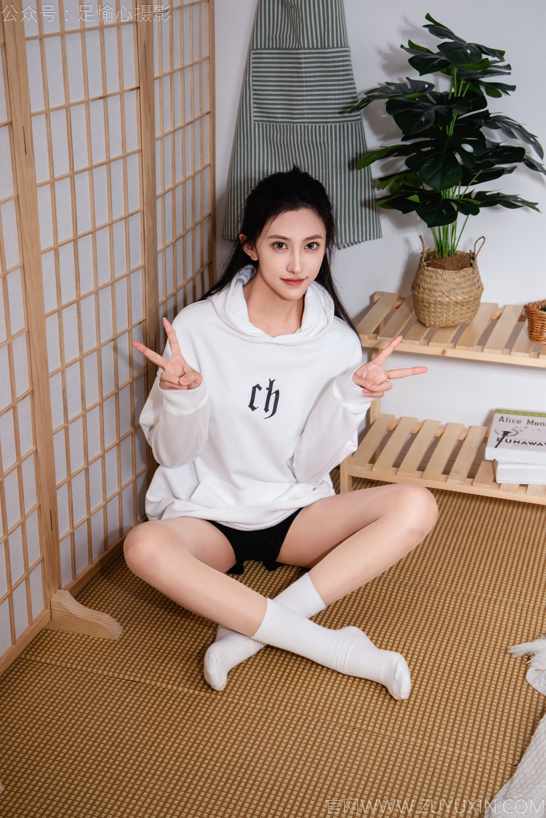 足愉心 No.022 可乐 （搭配：白色卫衣、黑色打底裤、运动鞋、肉丝色袜、白色长筒棉袜）/(110P)