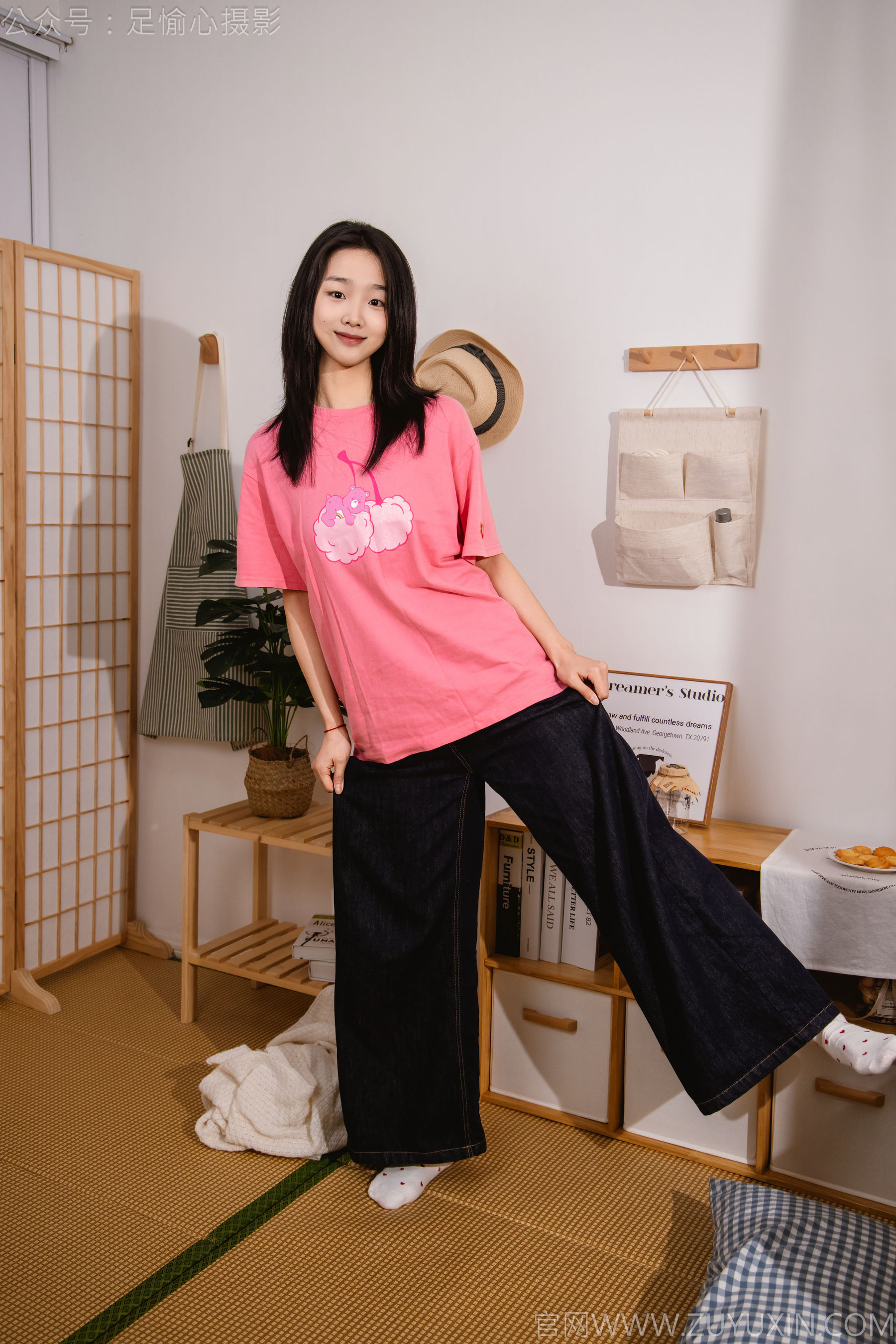 足愉心 No.018 奶芙 （搭配：粉色T恤、牛仔长裤、运动鞋、白色棉袜、裸足）/(110P)