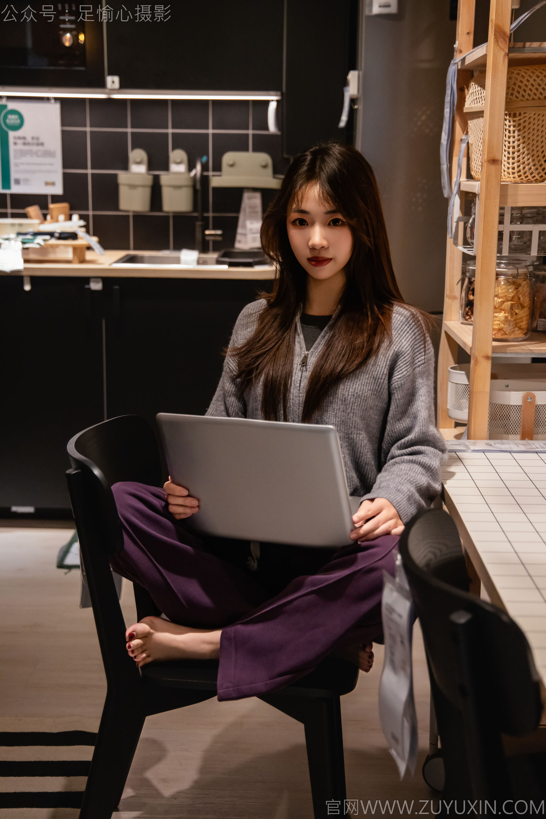 足愉心 No.016 软软 （搭配：灰色线套、紫色长裤、帆布鞋、卡通棉袜、裸足）/(110P)