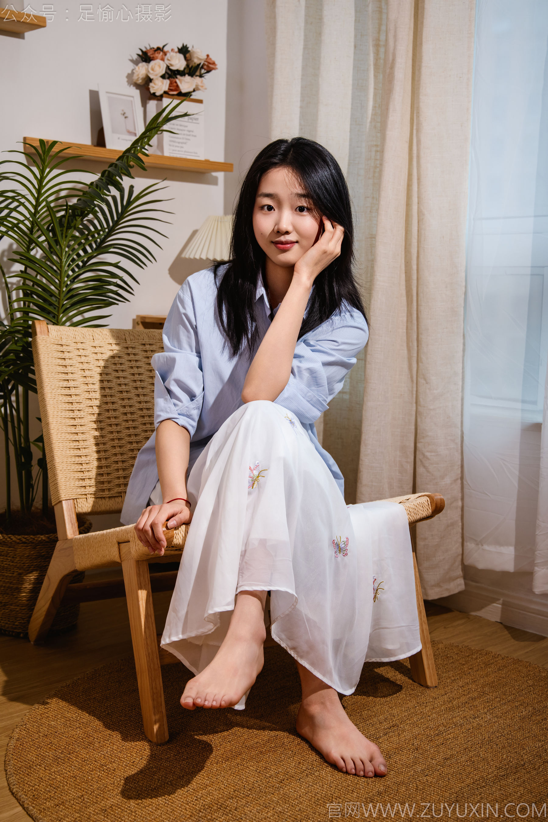 足愉心 No.023 奶芙 （搭配：蓝色衬衫、白色长裙、帆布鞋、白色棉袜、裸足）/(111P)