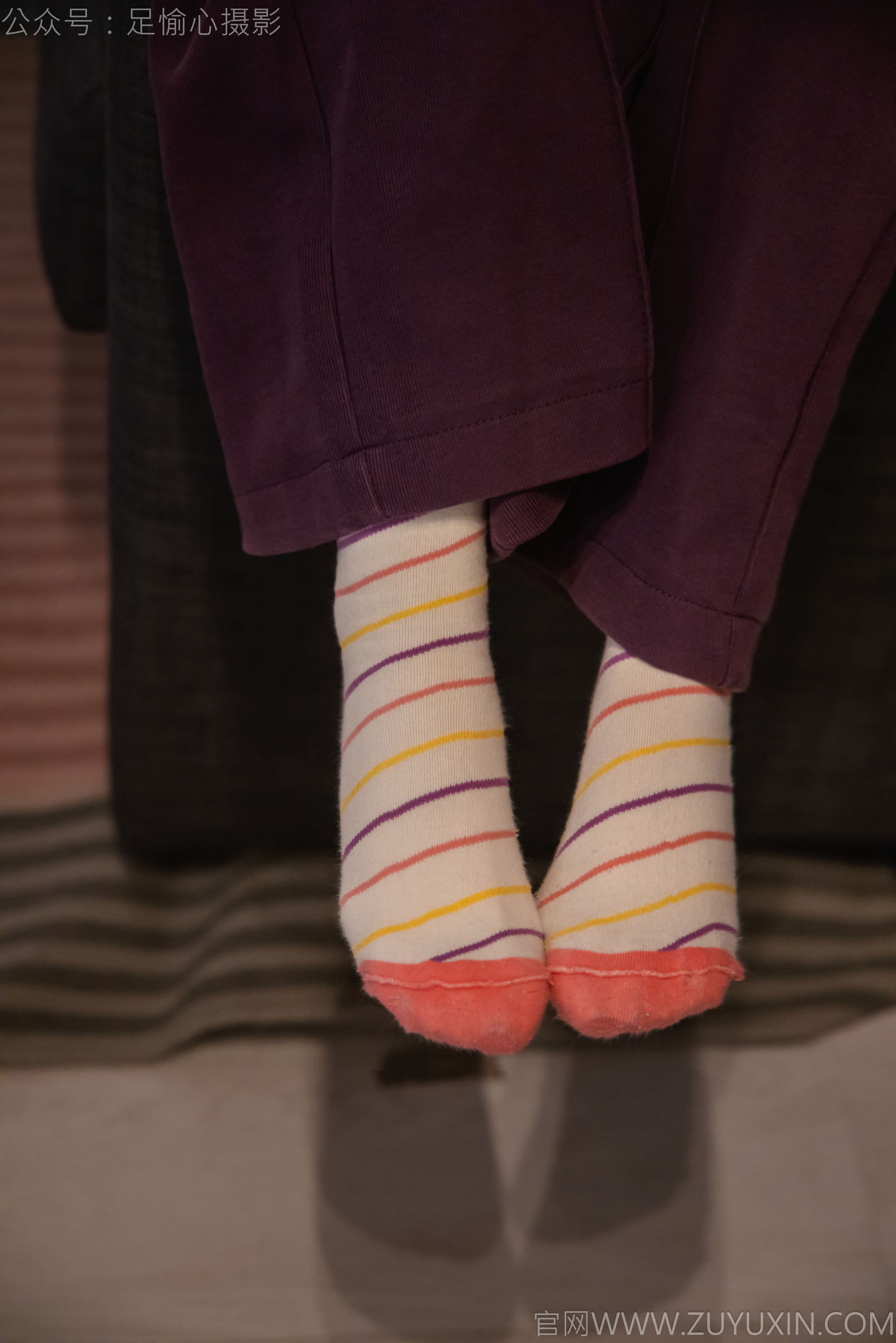 足愉心 No.016 软软 （搭配：灰色线套、紫色长裤、帆布鞋、卡通棉袜、裸足）/(110P)