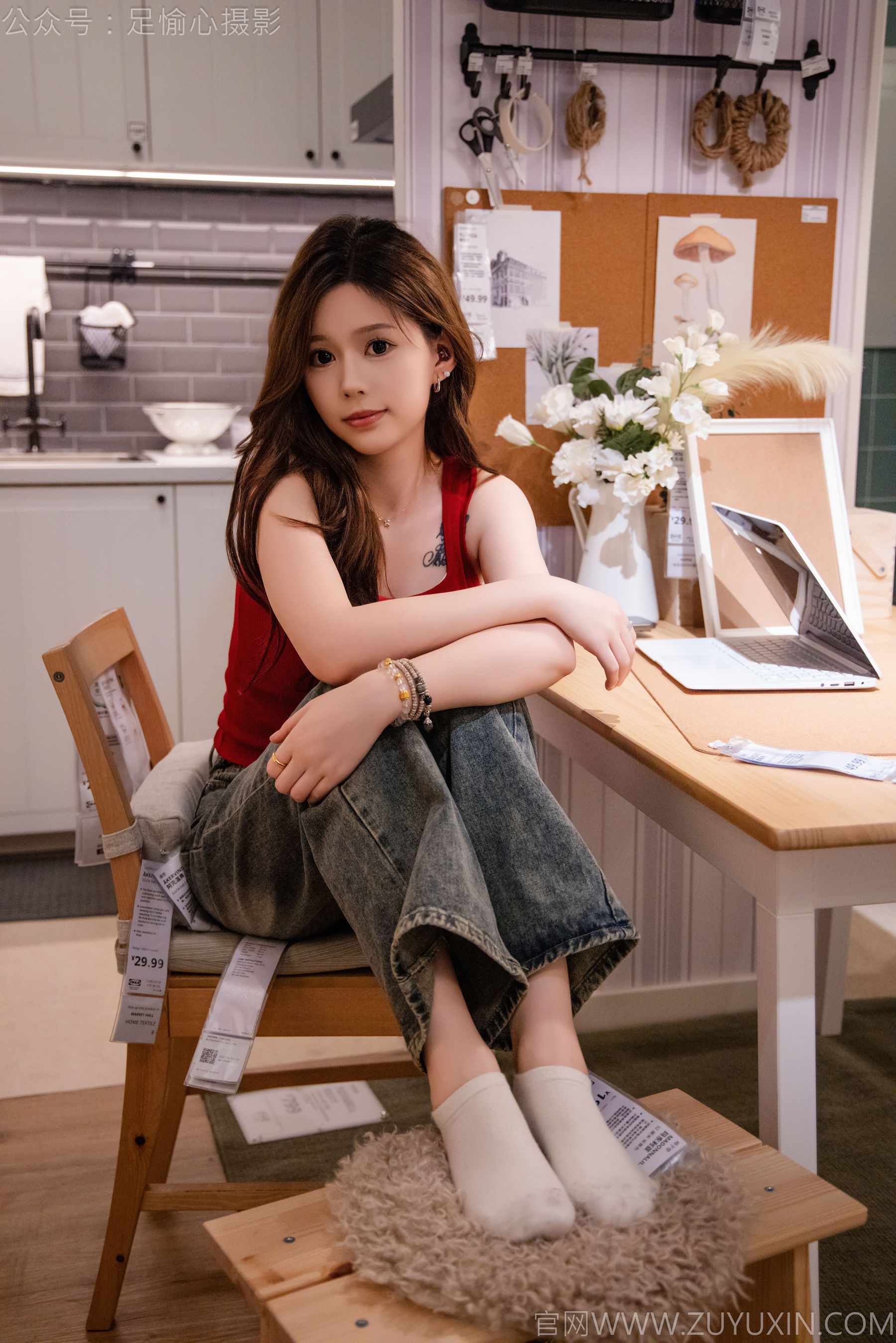 足愉心 No.021 心凌 （搭配：红色吊带、牛仔长裤、宽松板鞋、白色棉袜、裸足）/(125P)