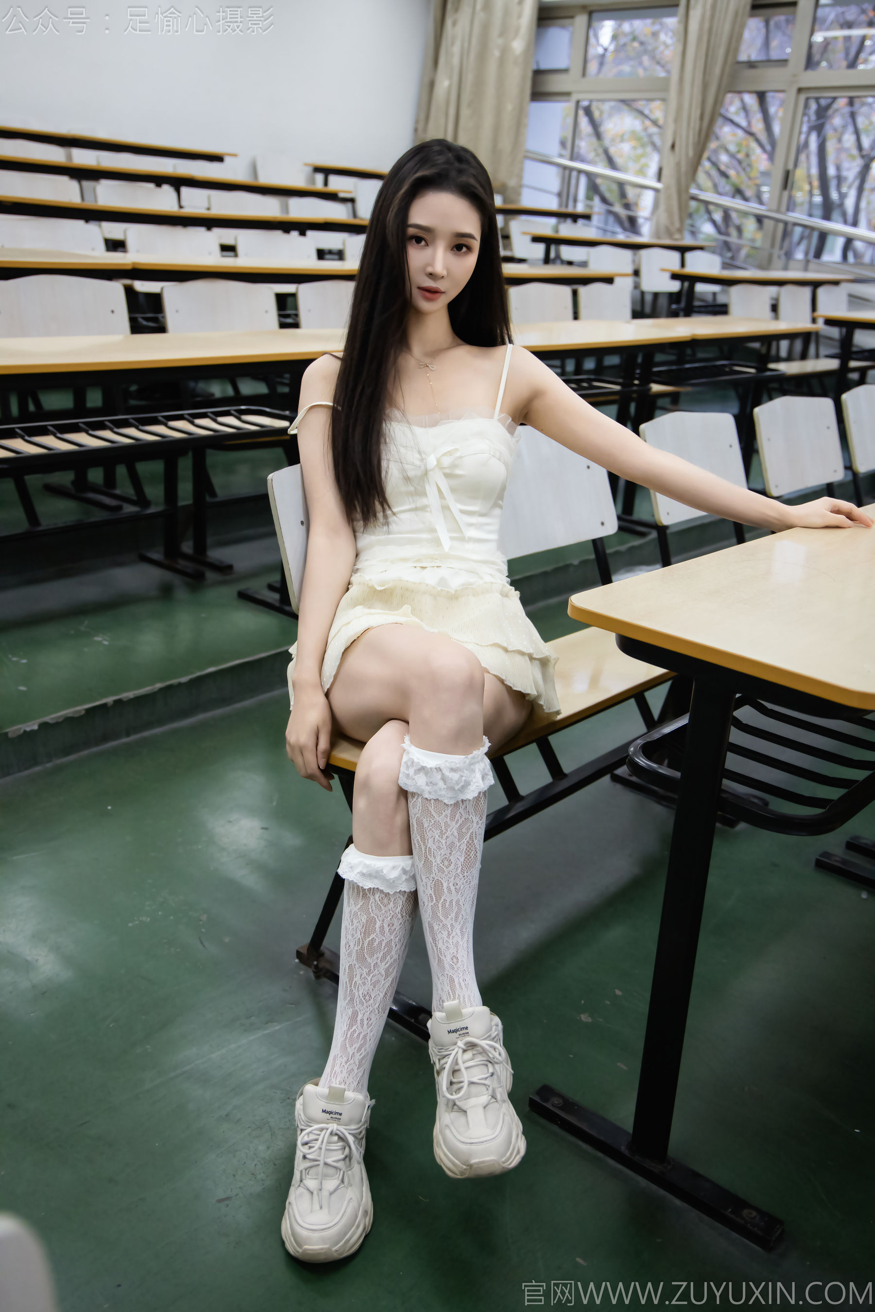 足愉心 No.17 南南 （搭配：针织长衣、白色吊带、运动鞋、白色丝袜、裸足）/(110P)