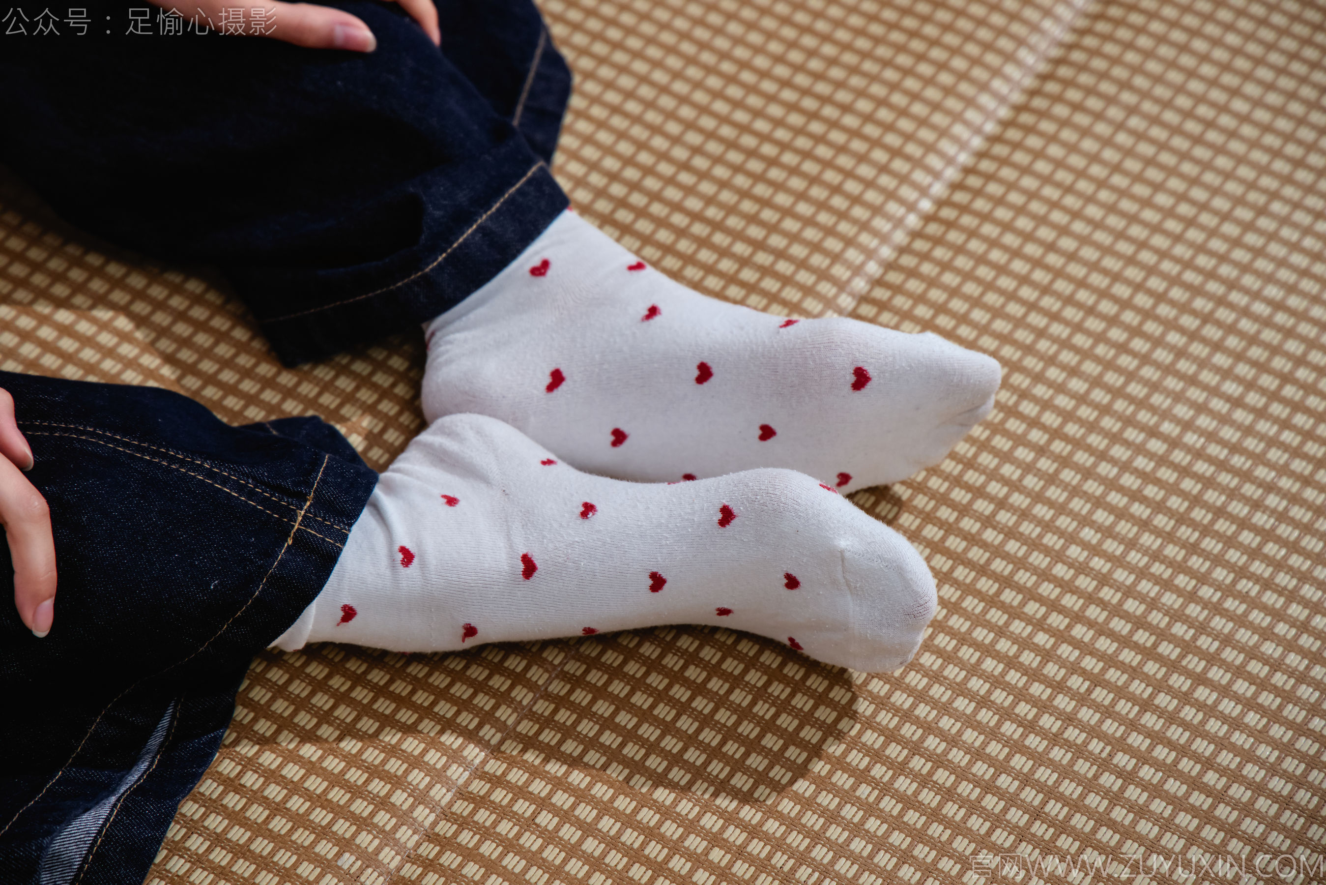 足愉心 No.018 奶芙 （搭配：粉色T恤、牛仔长裤、运动鞋、白色棉袜、裸足）/(110P)