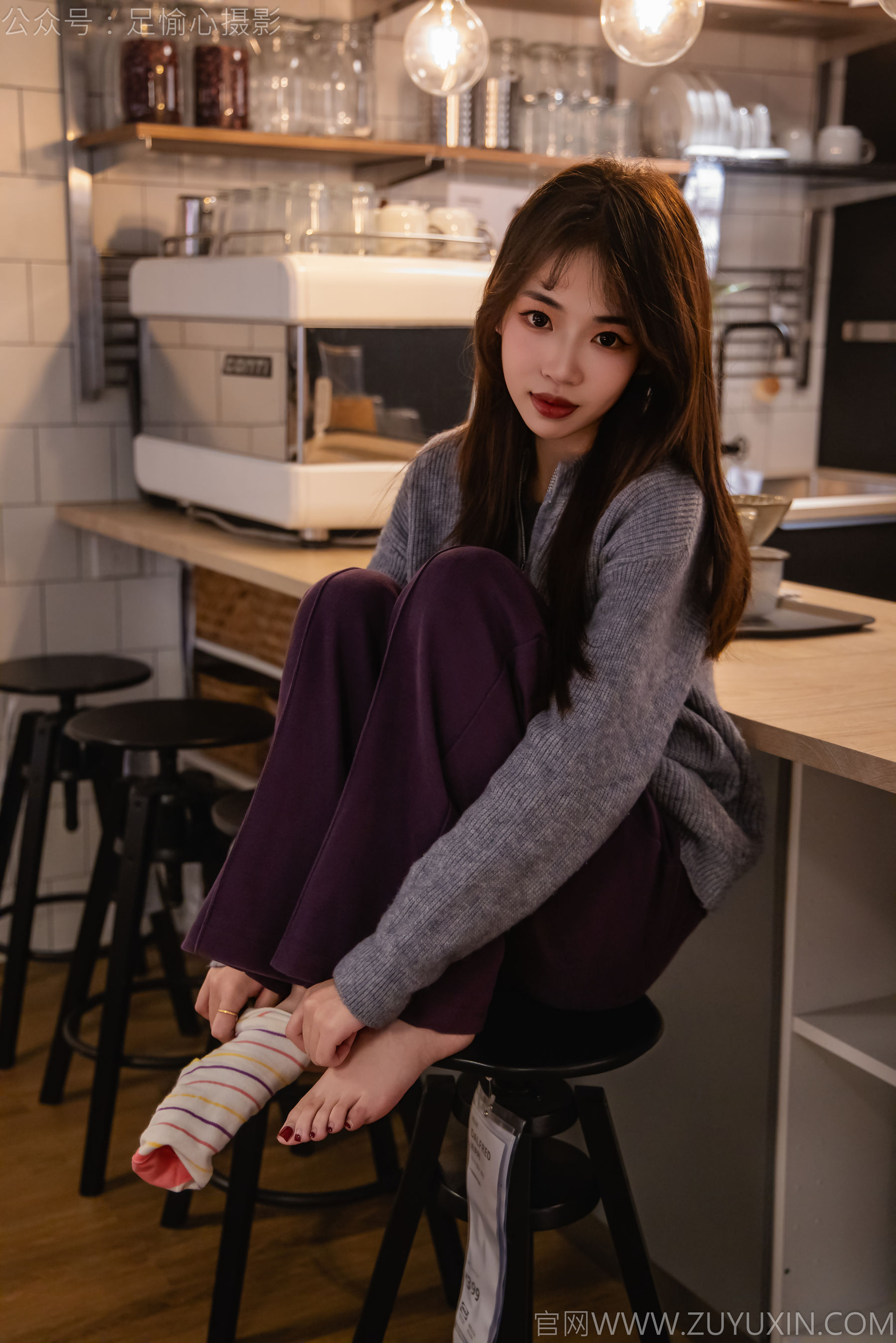 足愉心 No.016 软软 （搭配：灰色线套、紫色长裤、帆布鞋、卡通棉袜、裸足）/(110P)