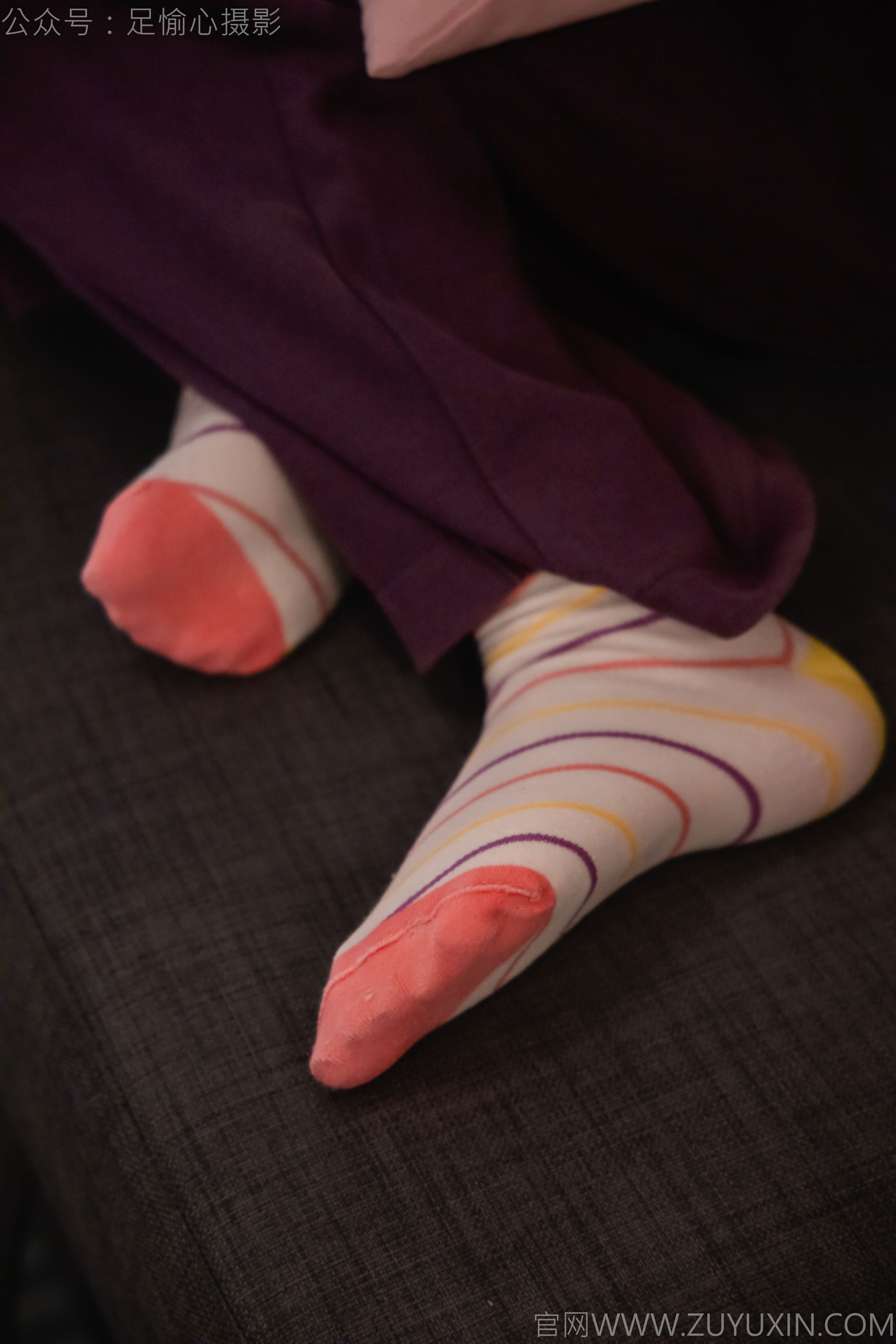 足愉心 No.016 软软 （搭配：灰色线套、紫色长裤、帆布鞋、卡通棉袜、裸足）/(110P)