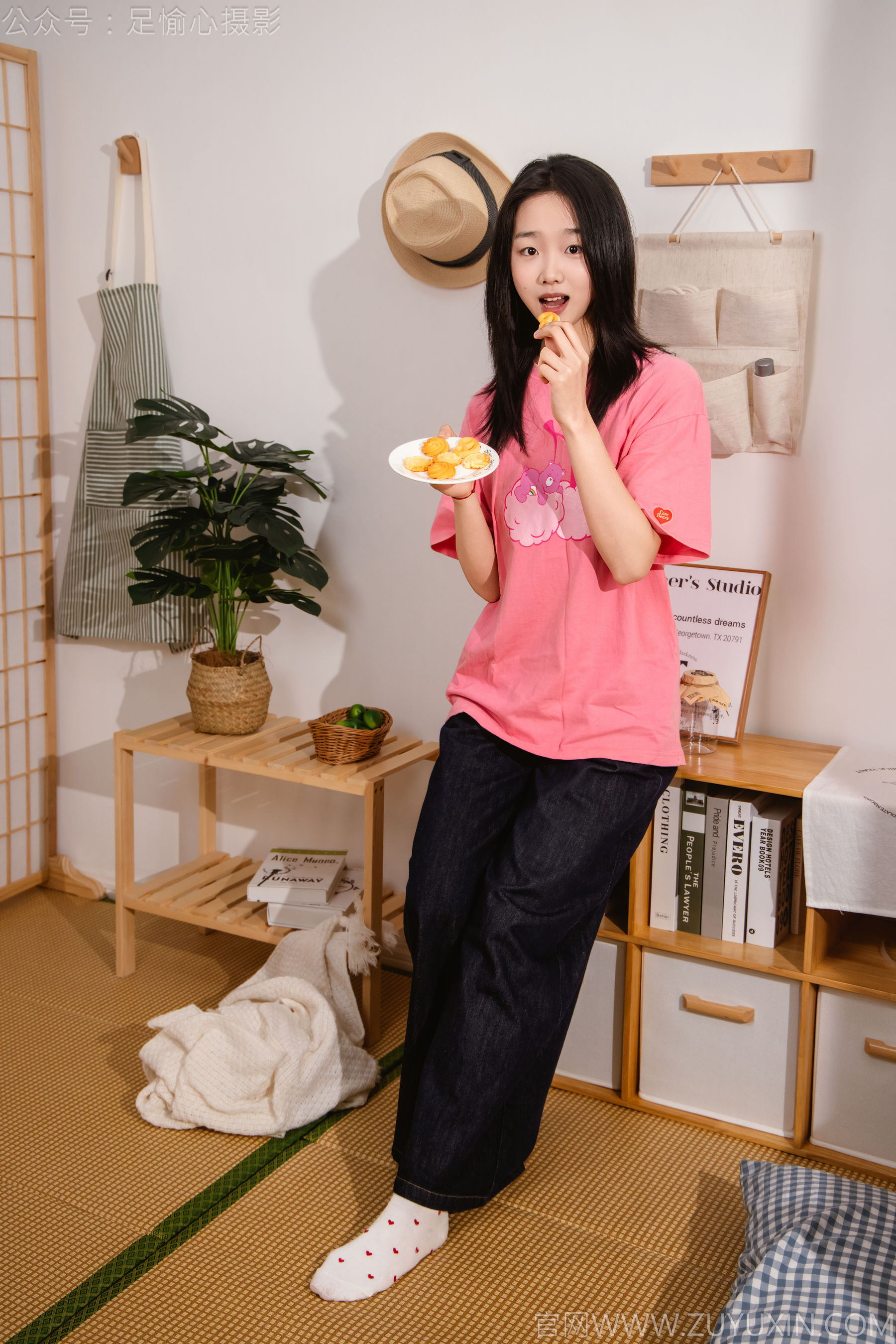 足愉心 No.018 奶芙 （搭配：粉色T恤、牛仔长裤、运动鞋、白色棉袜、裸足）/(110P)