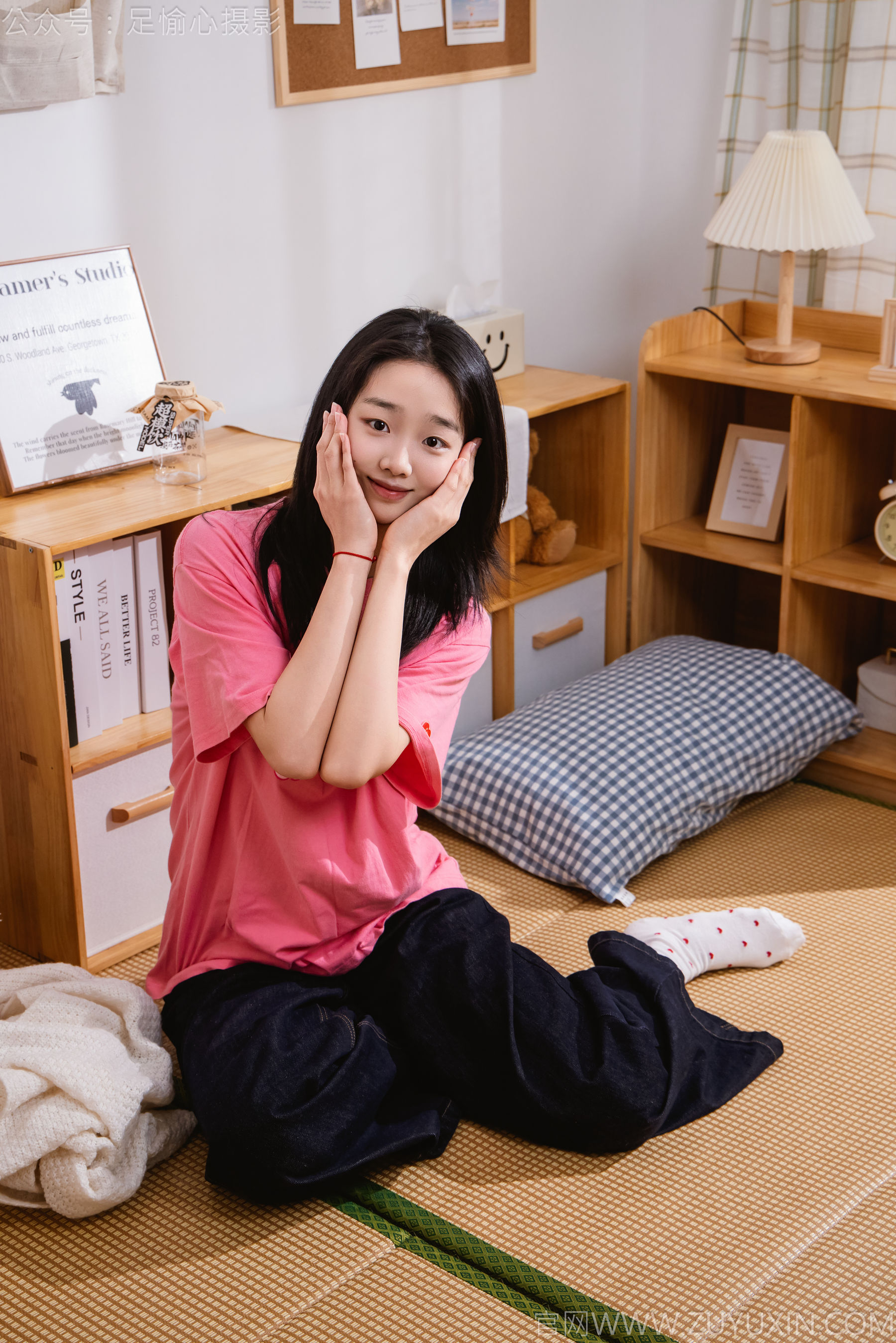 足愉心 No.018 奶芙 （搭配：粉色T恤、牛仔长裤、运动鞋、白色棉袜、裸足）/(110P)