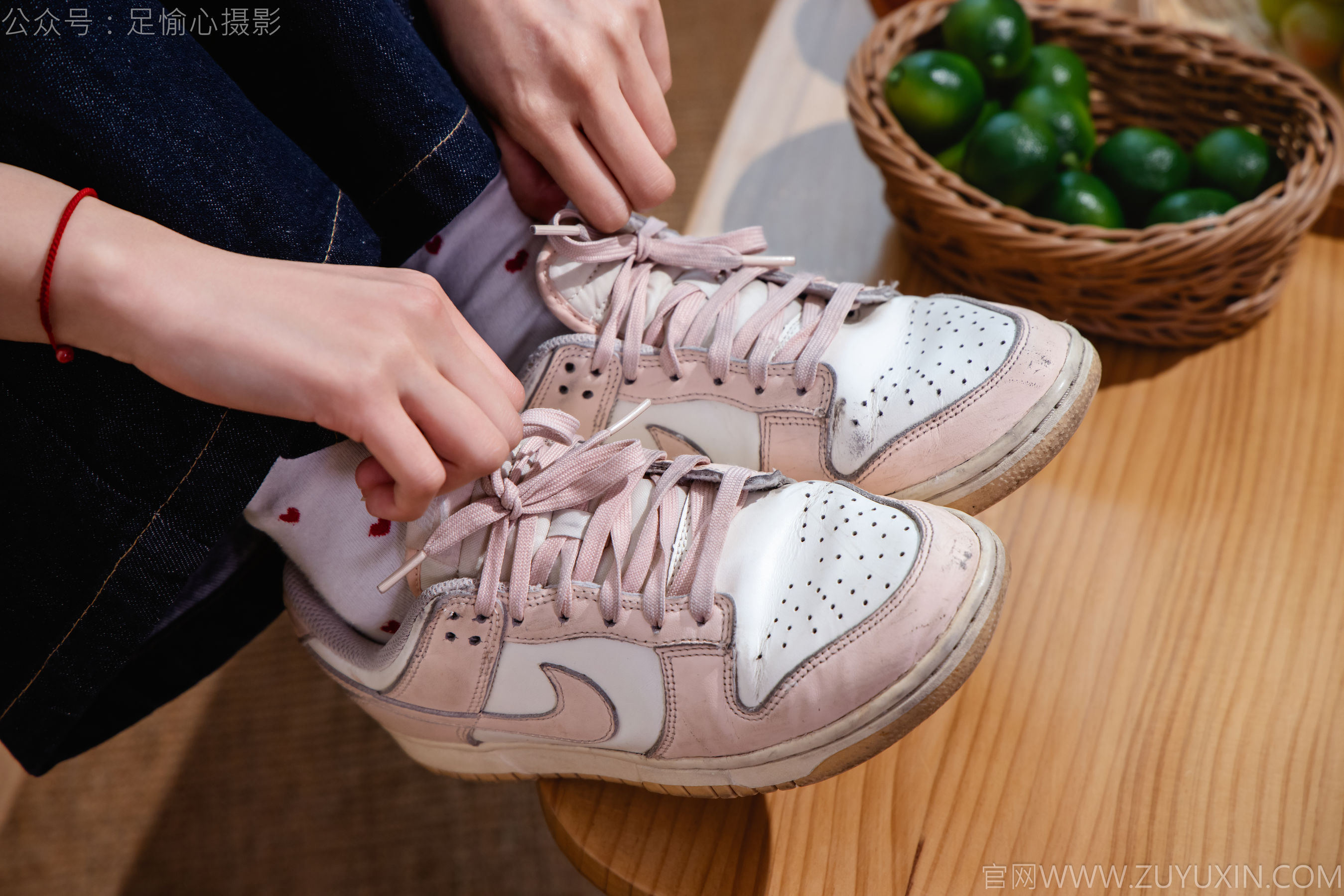 足愉心 No.018 奶芙 （搭配：粉色T恤、牛仔长裤、运动鞋、白色棉袜、裸足）/(110P)