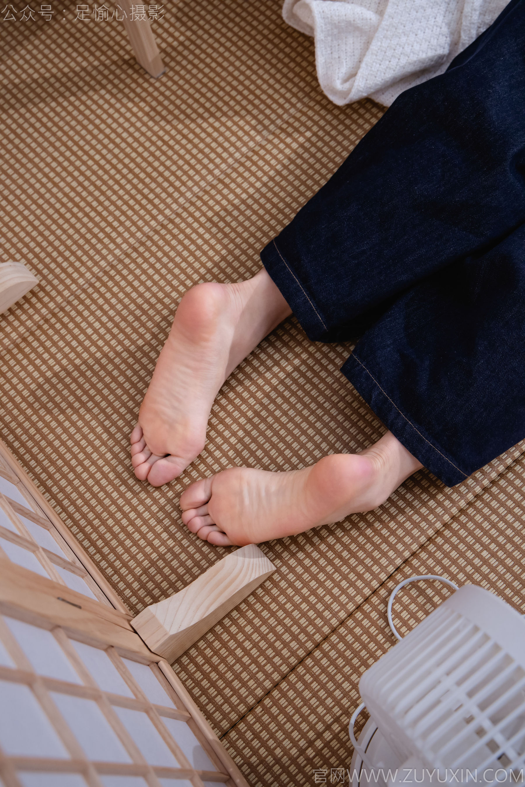 足愉心 No.018 奶芙 （搭配：粉色T恤、牛仔长裤、运动鞋、白色棉袜、裸足）/(110P)