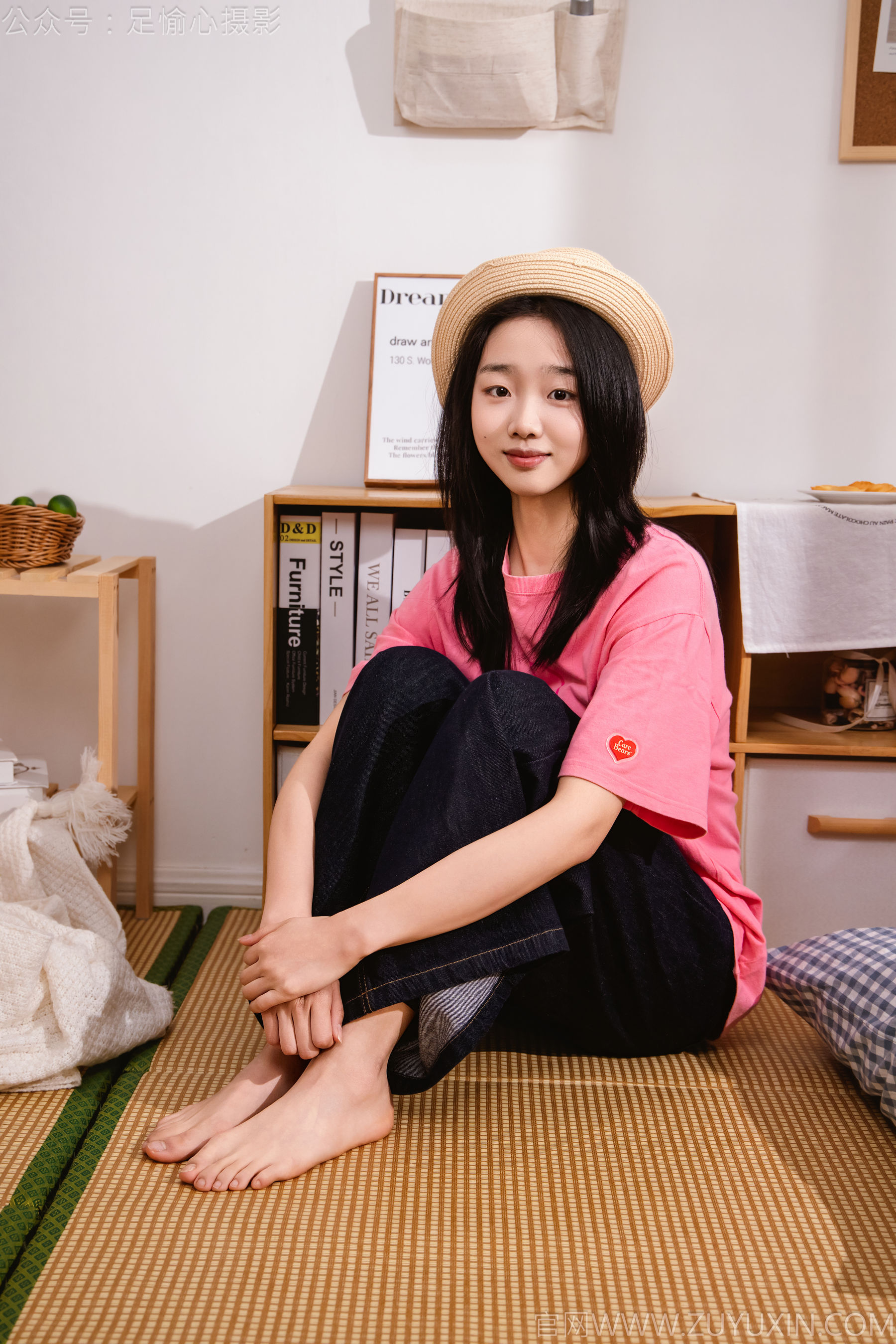 足愉心 No.018 奶芙 （搭配：粉色T恤、牛仔长裤、运动鞋、白色棉袜、裸足）/(110P)