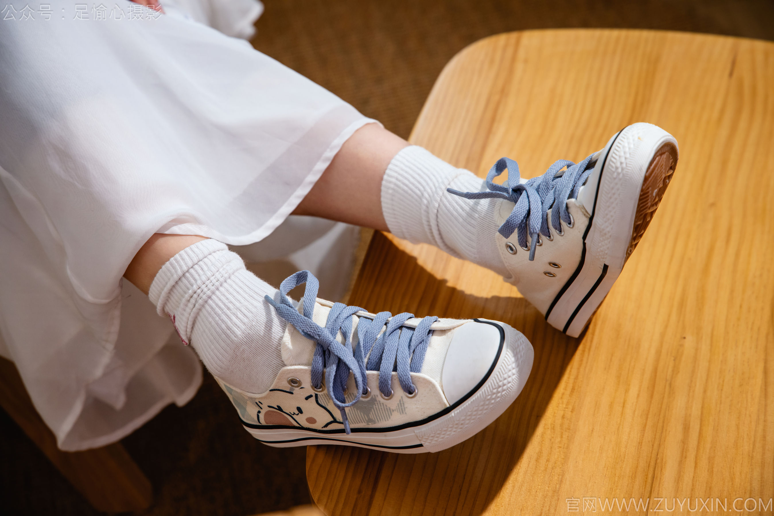 足愉心 No.023 奶芙 （搭配：蓝色衬衫、白色长裙、帆布鞋、白色棉袜、裸足）/(111P)