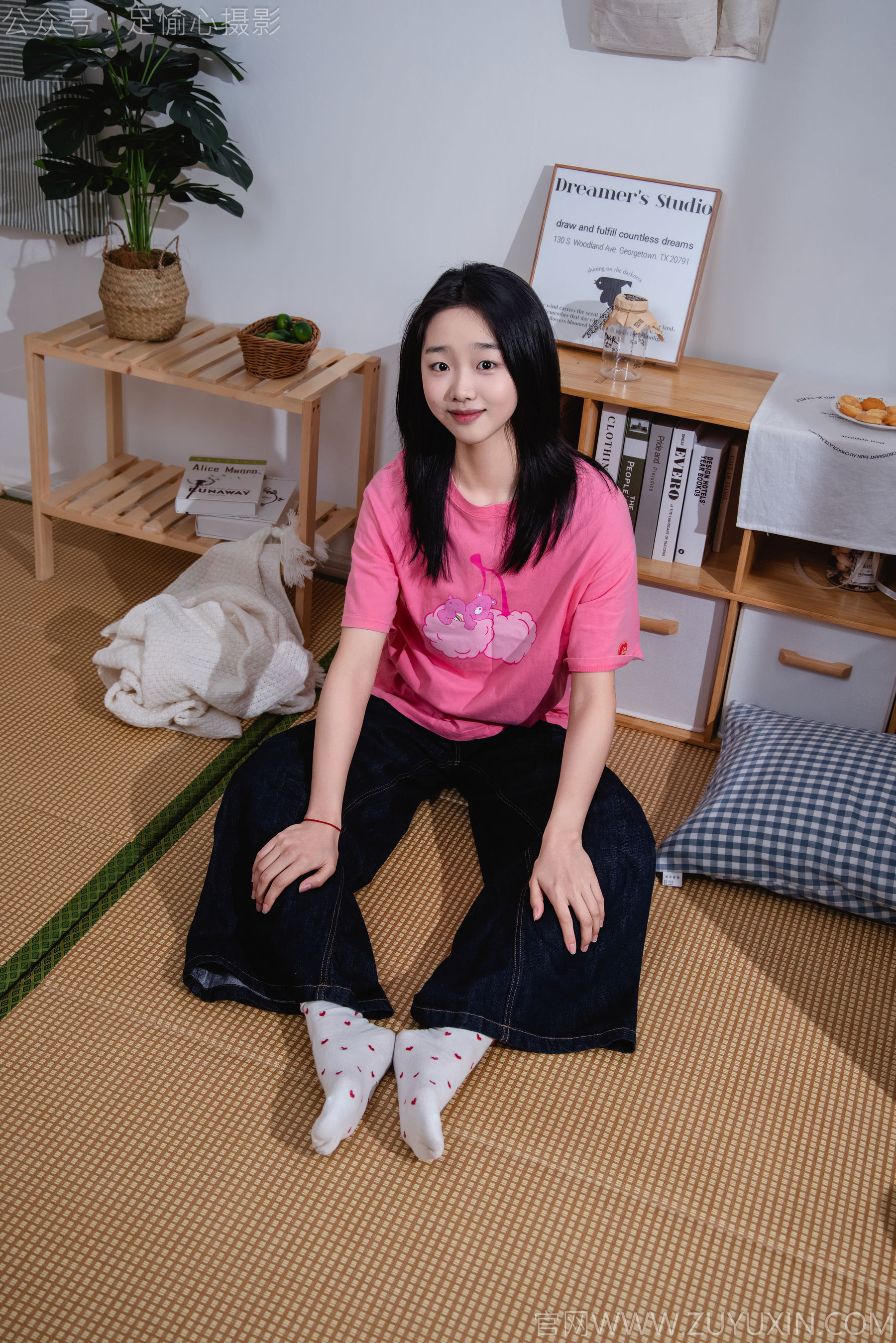 足愉心 No.018 奶芙 （搭配：粉色T恤、牛仔长裤、运动鞋、白色棉袜、裸足）/(110P)