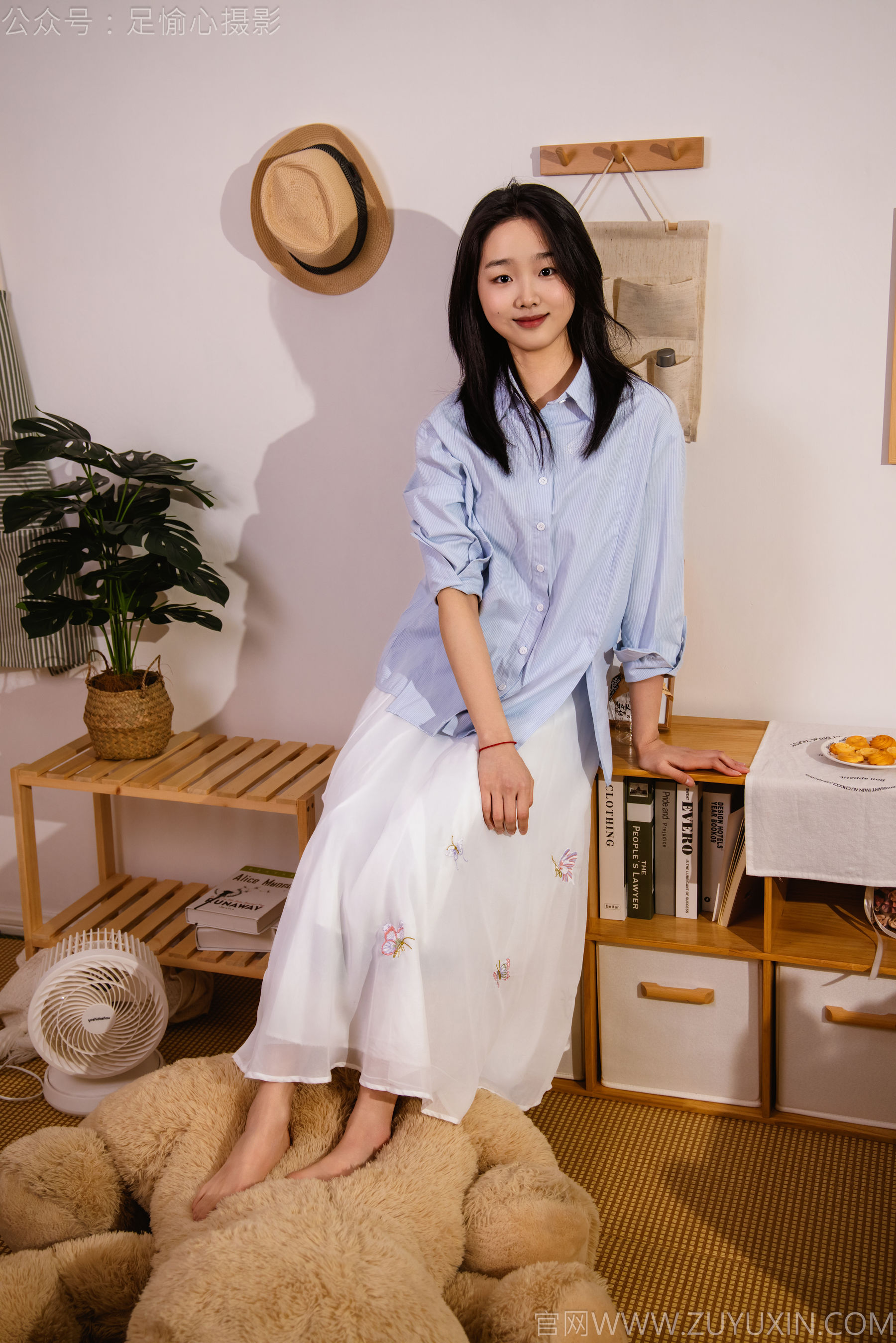 足愉心 No.023 奶芙 （搭配：蓝色衬衫、白色长裙、帆布鞋、白色棉袜、裸足）/(111P)