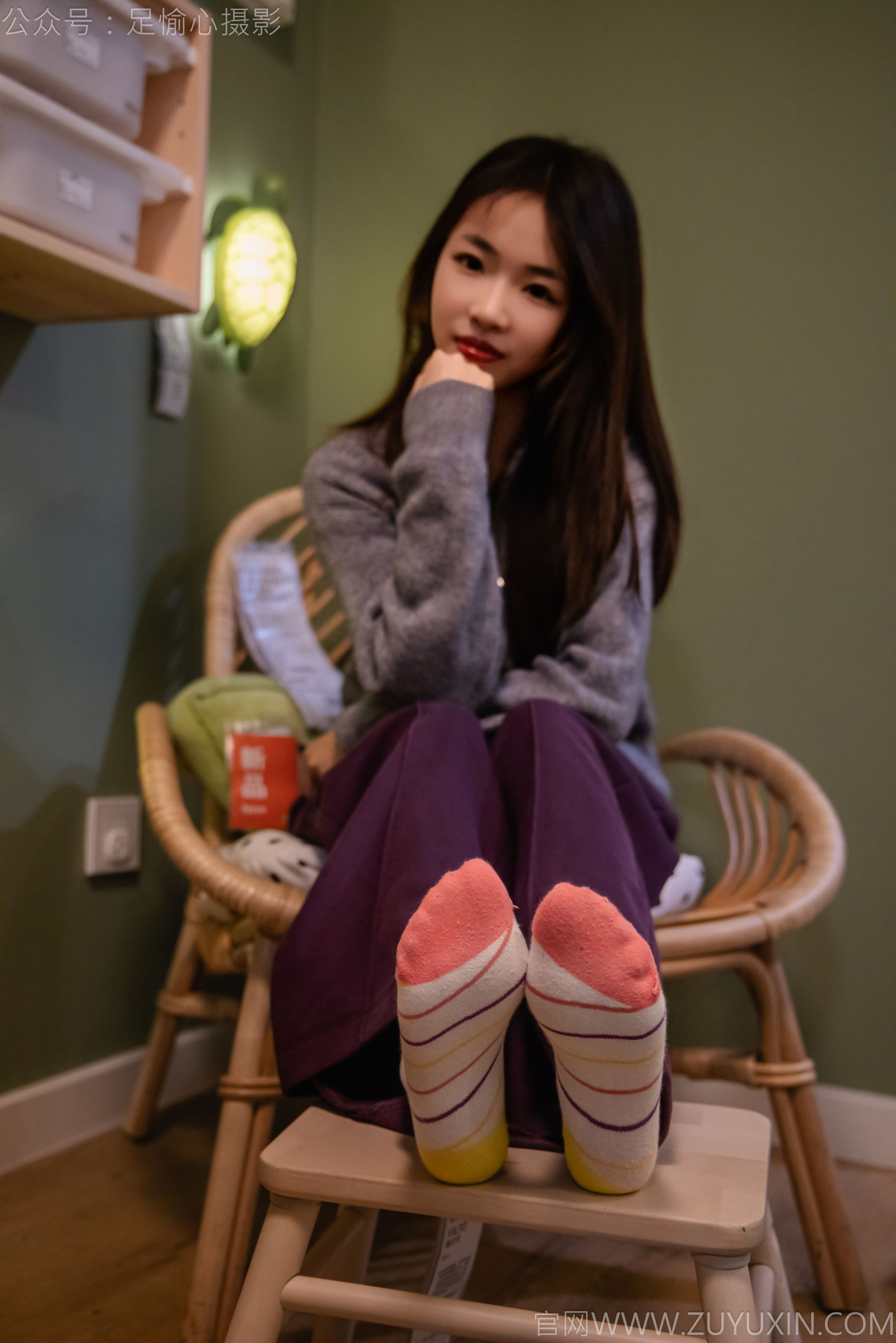 足愉心 No.016 软软 （搭配：灰色线套、紫色长裤、帆布鞋、卡通棉袜、裸足）/(110P)