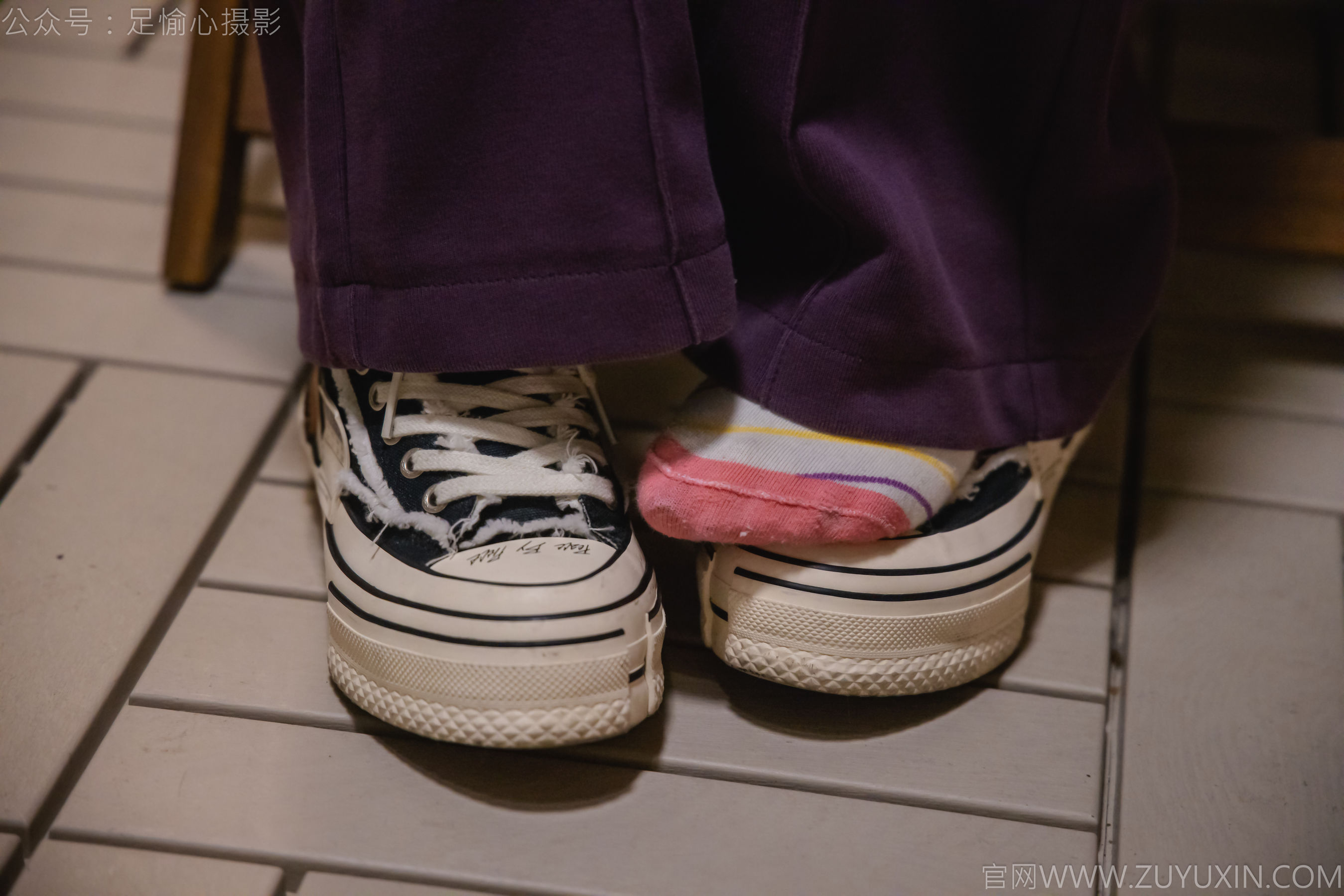 足愉心 No.016 软软 （搭配：灰色线套、紫色长裤、帆布鞋、卡通棉袜、裸足）/(110P)