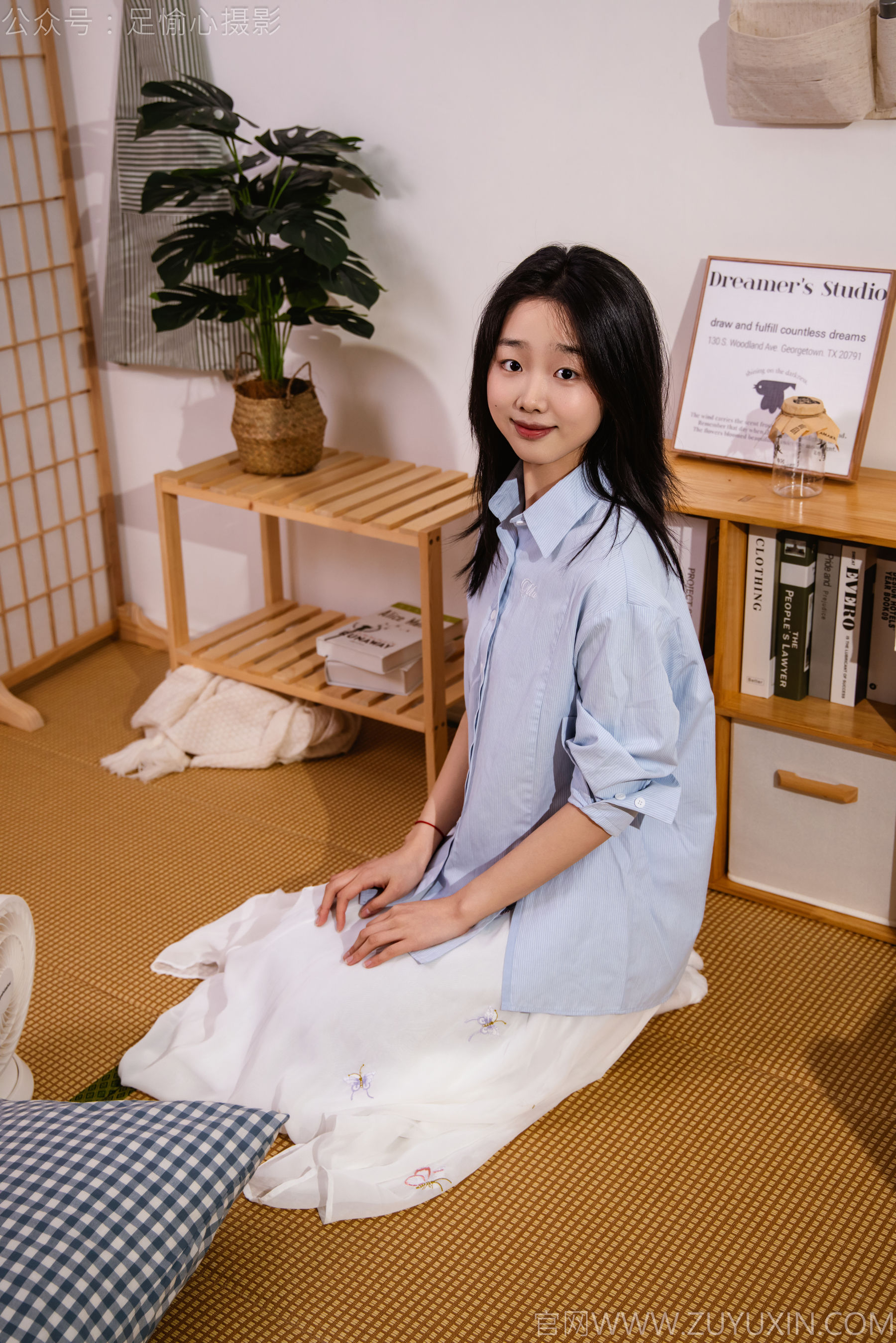 足愉心 No.023 奶芙 （搭配：蓝色衬衫、白色长裙、帆布鞋、白色棉袜、裸足）/(111P)