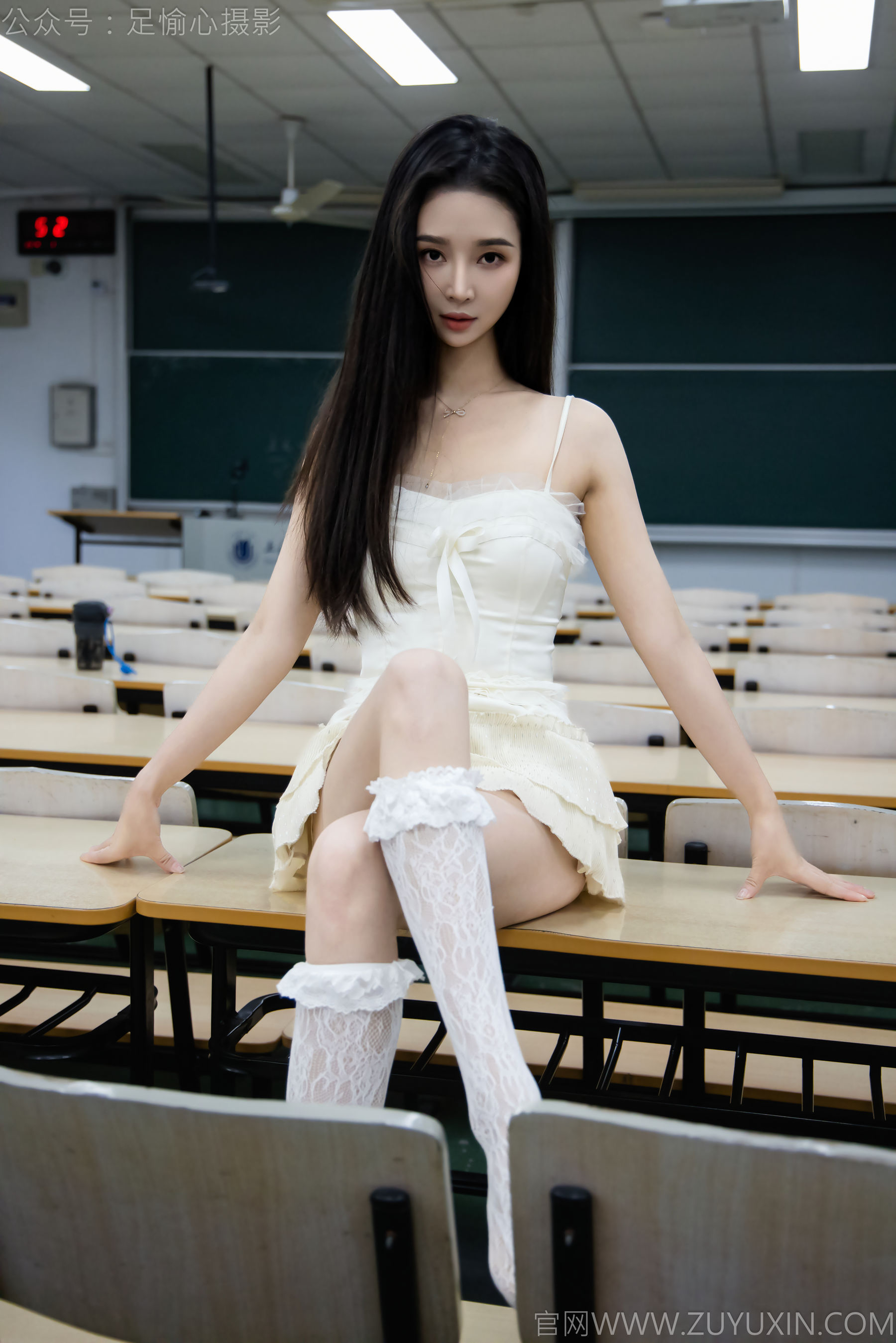 足愉心 No.17 南南 （搭配：针织长衣、白色吊带、运动鞋、白色丝袜、裸足）/(110P)