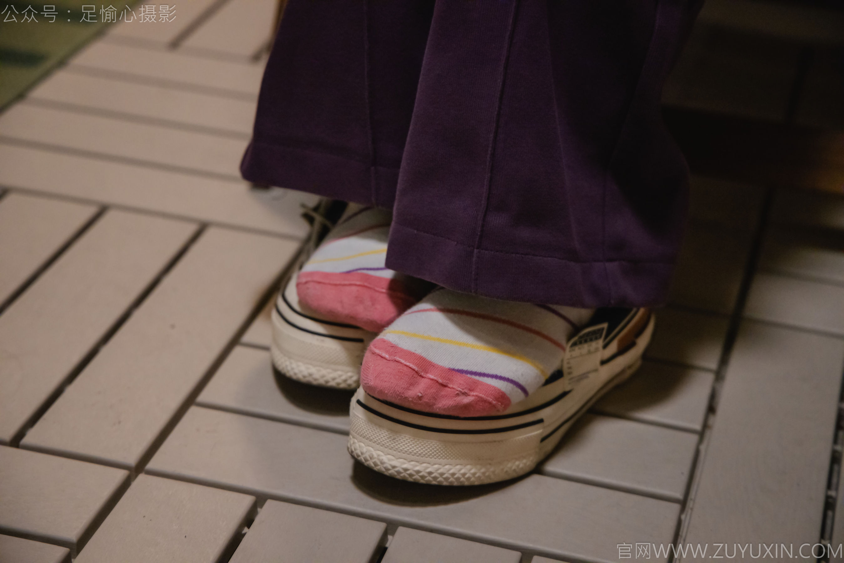 足愉心 No.016 软软 （搭配：灰色线套、紫色长裤、帆布鞋、卡通棉袜、裸足）/(110P)